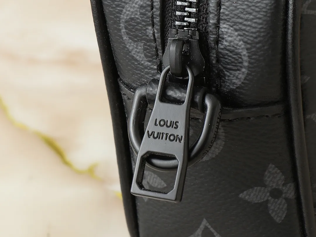 💰200💰Upgraded from the original M14016 M14014 M14013 M14058 M14253 This Trocadéro mini handbag is made of Monogram canvas, with vintage cow leather trim and reinforced front corners. It pays tribute to Louis Vuitton's legendary history and combines retro charm with refined modernity. Inspired by Louis Vuitton's cross-body bags designed in the 1980s, it features a removable and adjustable shoulder strap. 20.0 x 13.0 x 6.5 cm (length x height x width)