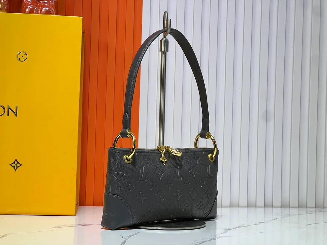 Batch 220💰Upgraded original M12174 This Pochette Sèvres belongs to the LV ski collection and is ready to shine in a "shiny" gun metal tone. It's crafted from signature Monogram Empreinte leather with pale gold hardware for an elegant contrast. The double zip closure features two pendants, one depicting an LV ring and the other displaying a crystal-embellished Monogram flower. Think of it as the perfect après-ski bag. Dimensions: 25 x 13 x 5 cm (length x height x width)