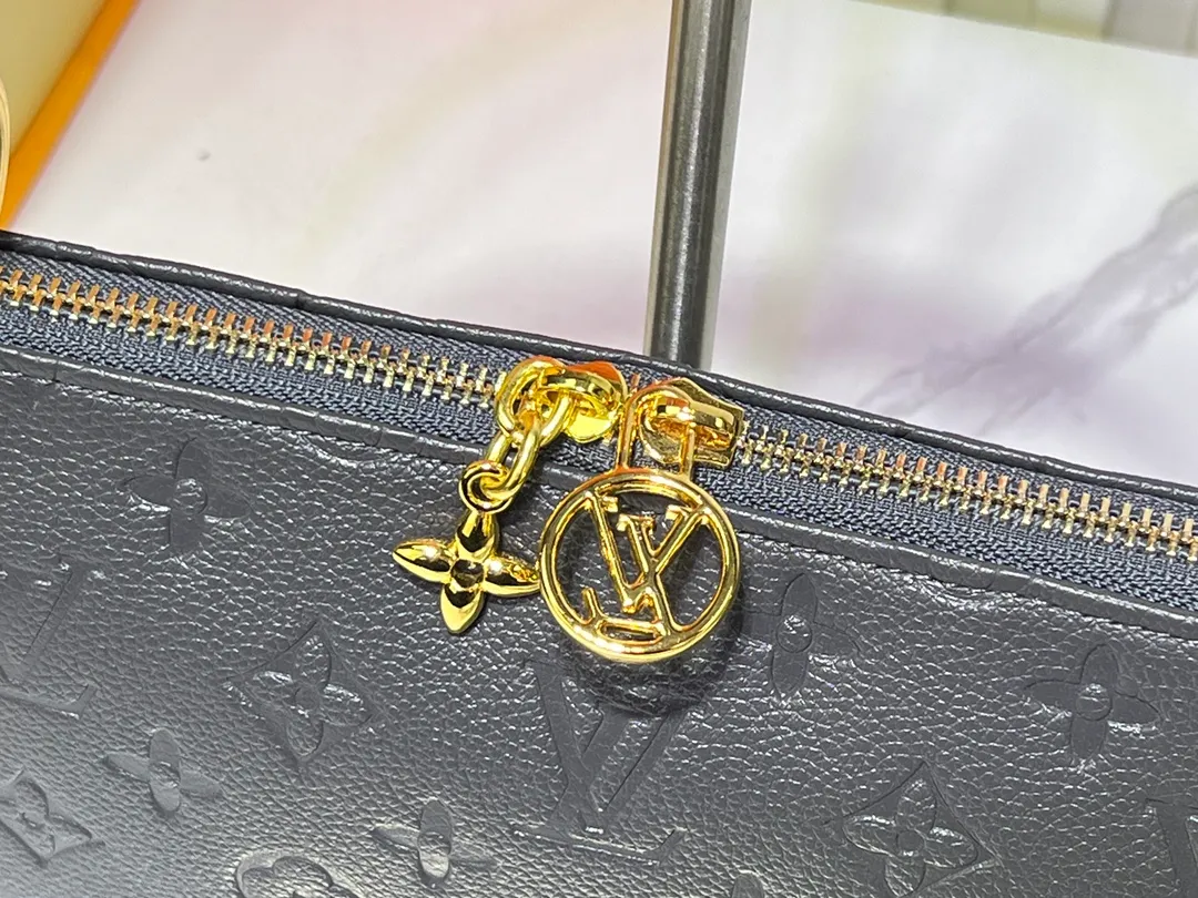 Batch 220💰Upgraded original M12174 This Pochette Sèvres belongs to the LV ski collection and is ready to shine in a "shiny" gun metal tone. It's crafted from signature Monogram Empreinte leather with pale gold hardware for an elegant contrast. The double zip closure features two pendants, one depicting an LV ring and the other displaying a crystal-embellished Monogram flower. Think of it as the perfect après-ski bag. Dimensions: 25 x 13 x 5 cm (length x height x width)
