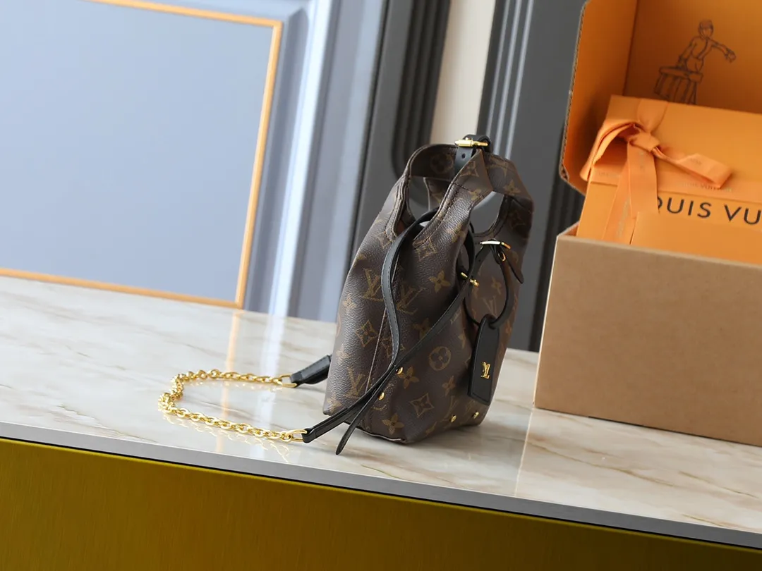 💰220💰Upgraded original M46816 presbyopia Atlantis BB handbag is made of Monogram reverse canvas, decorated with dark cowhide trim, including LV nameplate and detachable shoulder strap. The fashion-forward shape and soft construction inspired by shopping bags make it very body-friendly. Adjustable, removable shoulder strap allows for cross-body carry. size：17x17x7