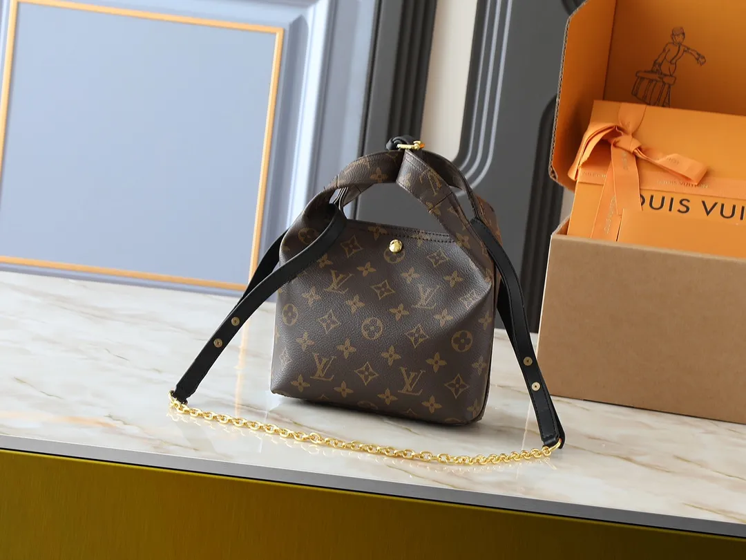 💰220💰Upgraded original M46816 presbyopia Atlantis BB handbag is made of Monogram reverse canvas, decorated with dark cowhide trim, including LV nameplate and detachable shoulder strap. The fashion-forward shape and soft construction inspired by shopping bags make it very body-friendly. Adjustable, removable shoulder strap allows for cross-body carry. size：17x17x7