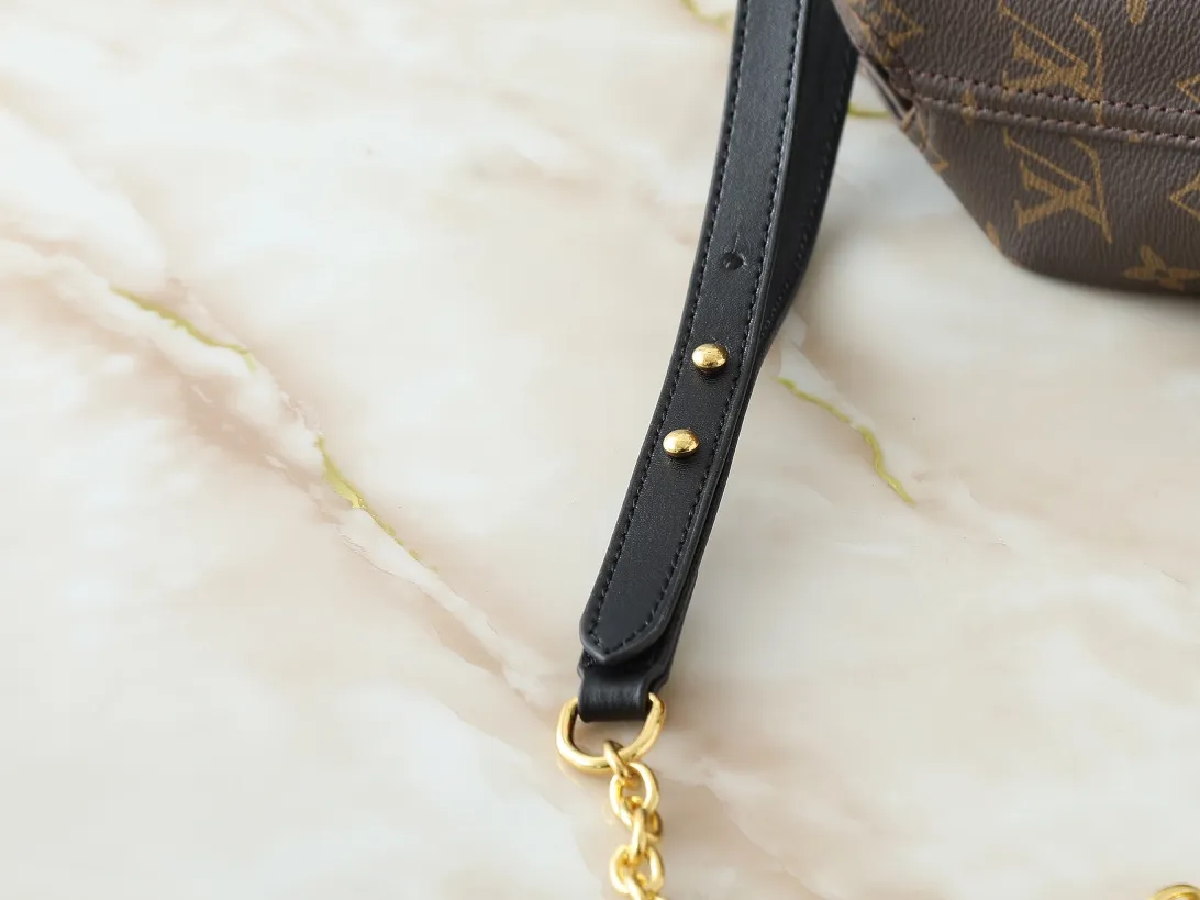 💰220💰Upgraded original M46816 presbyopia Atlantis BB handbag is made of Monogram reverse canvas, decorated with dark cowhide trim, including LV nameplate and detachable shoulder strap. The fashion-forward shape and soft construction inspired by shopping bags make it very body-friendly. Adjustable, removable shoulder strap allows for cross-body carry. size：17x17x7