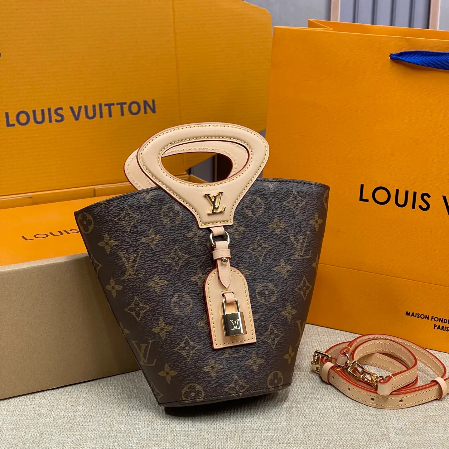 [Upgraded version] P600¥ Upgraded version · High quality · Comes with gift box packaging · New counter model M14680 Presbyopia ✨♥️ Nicolas Ghesquière presents the Rivage BB handbag at the 2025 spring and summer show. It is cut out of Monogram canvas in a bucket shape and reinterprets the Noctambule handbag launched by Louis Vuitton in 1999. The trunk-style handles, LV-engraved padlock and leather luggage tag add classic elements, and the shoulder strap makes it easy to carry cross-body. Dimensions 18 x 7 x 12 cm (height x width x length)