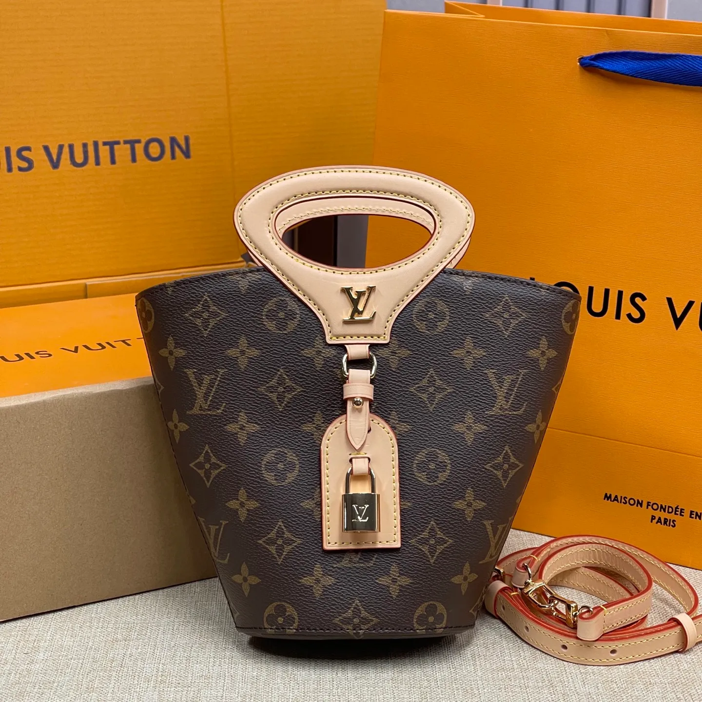 [Upgraded version] P600¥ Upgraded version · High quality · Comes with gift box packaging · New counter model M14680 Presbyopia ✨♥️ Nicolas Ghesquière presents the Rivage BB handbag at the 2025 spring and summer show. It is cut out of Monogram canvas in a bucket shape and reinterprets the Noctambule handbag launched by Louis Vuitton in 1999. The trunk-style handles, LV-engraved padlock and leather luggage tag add classic elements, and the shoulder strap makes it easy to carry cross-body. Dimensions 18 x 7 x 12 cm (height x width x length)