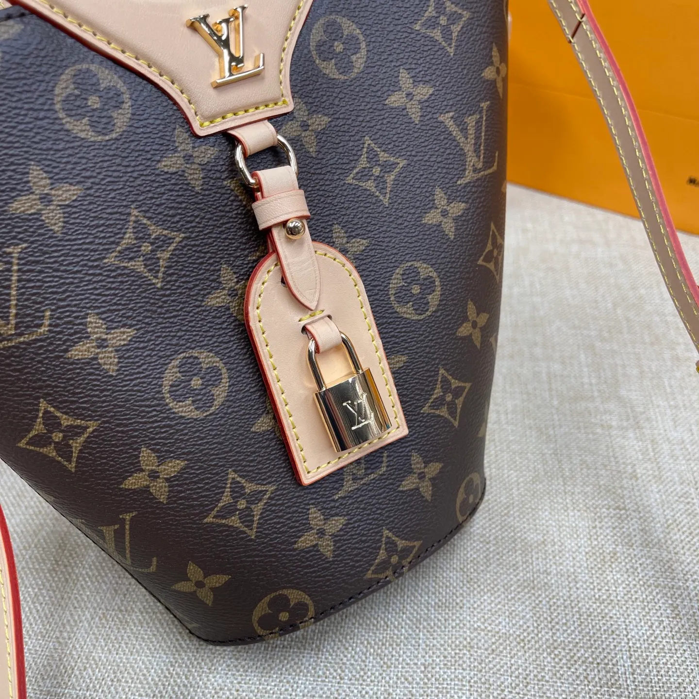 [Upgraded version] P600¥ Upgraded version · High quality · Comes with gift box packaging · New counter model M14680 Presbyopia ✨♥️ Nicolas Ghesquière presents the Rivage BB handbag at the 2025 spring and summer show. It is cut out of Monogram canvas in a bucket shape and reinterprets the Noctambule handbag launched by Louis Vuitton in 1999. The trunk-style handles, LV-engraved padlock and leather luggage tag add classic elements, and the shoulder strap makes it easy to carry cross-body. Dimensions 18 x 7 x 12 cm (height x width x length)