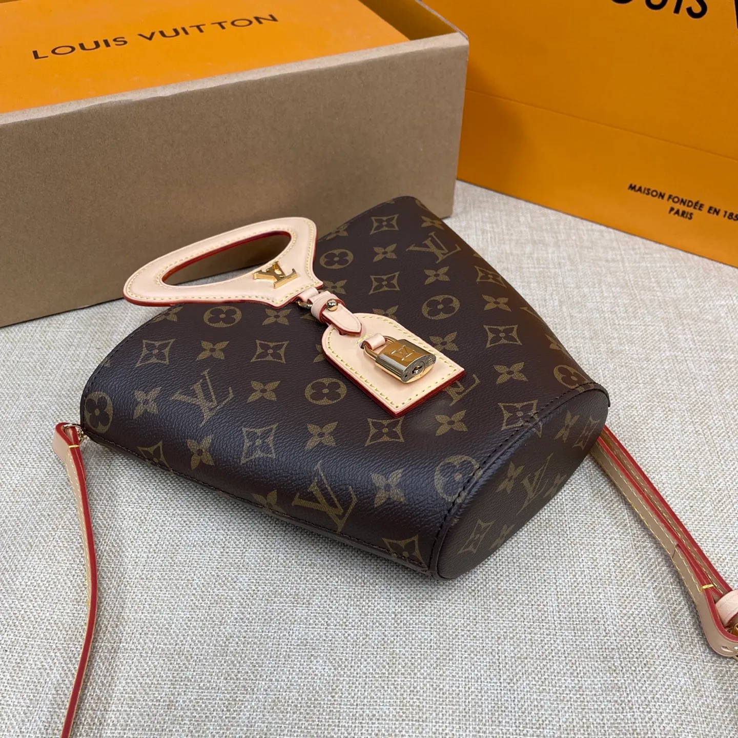 [Upgraded version] P600¥ Upgraded version · High quality · Comes with gift box packaging · New counter model M14680 Presbyopia ✨♥️ Nicolas Ghesquière presents the Rivage BB handbag at the 2025 spring and summer show. It is cut out of Monogram canvas in a bucket shape and reinterprets the Noctambule handbag launched by Louis Vuitton in 1999. The trunk-style handles, LV-engraved padlock and leather luggage tag add classic elements, and the shoulder strap makes it easy to carry cross-body. Dimensions 18 x 7 x 12 cm (height x width x length)