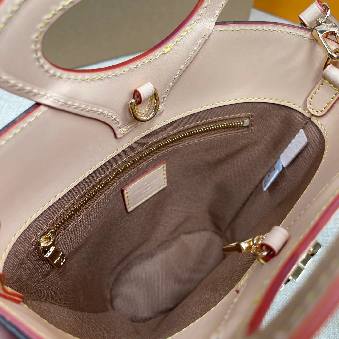 [Upgraded version] P600¥ Upgraded version · High quality · Comes with gift box packaging · New counter model M14680 Presbyopia ✨♥️ Nicolas Ghesquière presents the Rivage BB handbag at the 2025 spring and summer show. It is cut out of Monogram canvas in a bucket shape and reinterprets the Noctambule handbag launched by Louis Vuitton in 1999. The trunk-style handles, LV-engraved padlock and leather luggage tag add classic elements, and the shoulder strap makes it easy to carry cross-body. Dimensions 18 x 7 x 12 cm (height x width x length)