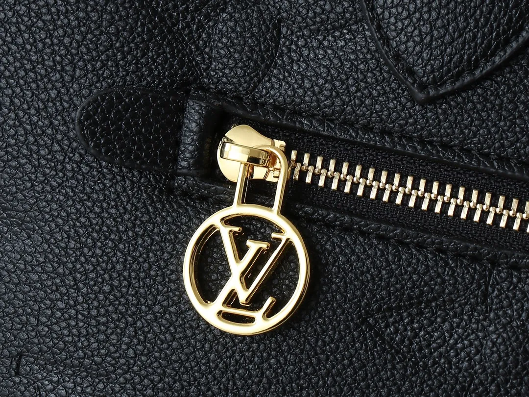 💰280💰Upgraded from the original 44888 CarryAll handbag, it is made of Monogram Empreinte embossed leather. It has a generous structure and a neat inner layer. The large inner bag adds functional elements. Comes with a Monogram embossed zipper clutch secured by a leather strap. A personal companion for urban life. Dimensions: Length 34 Height 30 Width 15