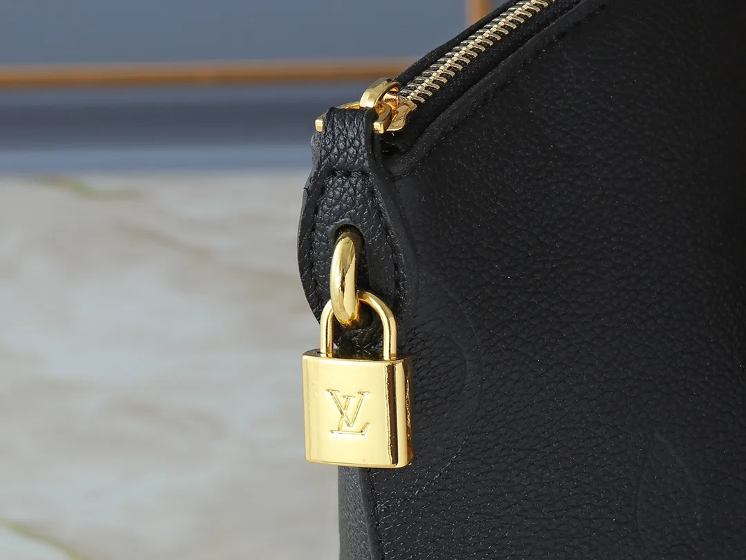 💰280💰Upgraded from the original 44888 CarryAll handbag, it is made of Monogram Empreinte embossed leather. It has a generous structure and a neat inner layer. The large inner bag adds functional elements. Comes with a Monogram embossed zipper clutch secured by a leather strap. A personal companion for urban life. Dimensions: Length 34 Height 30 Width 15