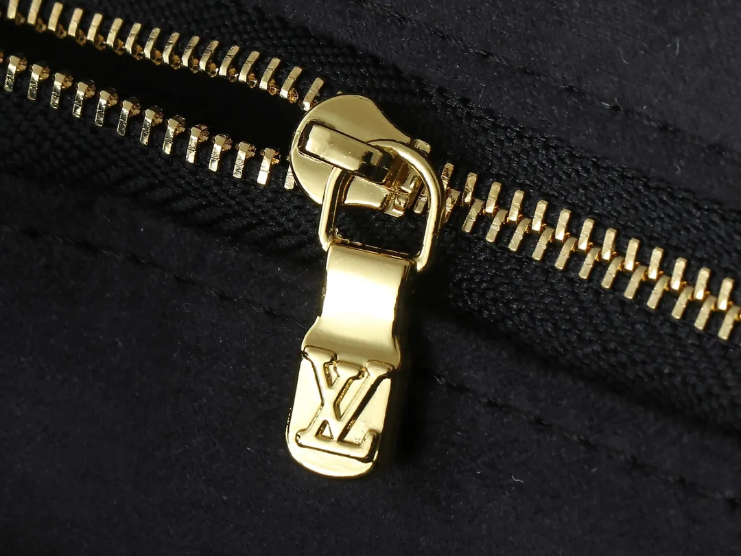 💰280💰Upgraded from the original 44888 CarryAll handbag, it is made of Monogram Empreinte embossed leather. It has a generous structure and a neat inner layer. The large inner bag adds functional elements. Comes with a Monogram embossed zipper clutch secured by a leather strap. A personal companion for urban life. Dimensions: Length 34 Height 30 Width 15