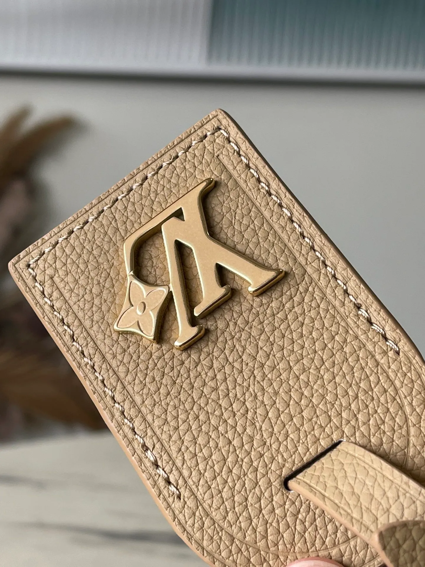 💰1080 Top Original Order M12627 This Keepal Bandouliere25 handbag is made of grain leather with suede details and distressed metal parts. The Monogram canvas outer bag is opened with a cord zipper puller, making it easy to access and place your belongings. Removable and adjustable leather shoulder strap provides comfortable shoulder carrying experience. Dimensions: 25 × 15 × 11 cm