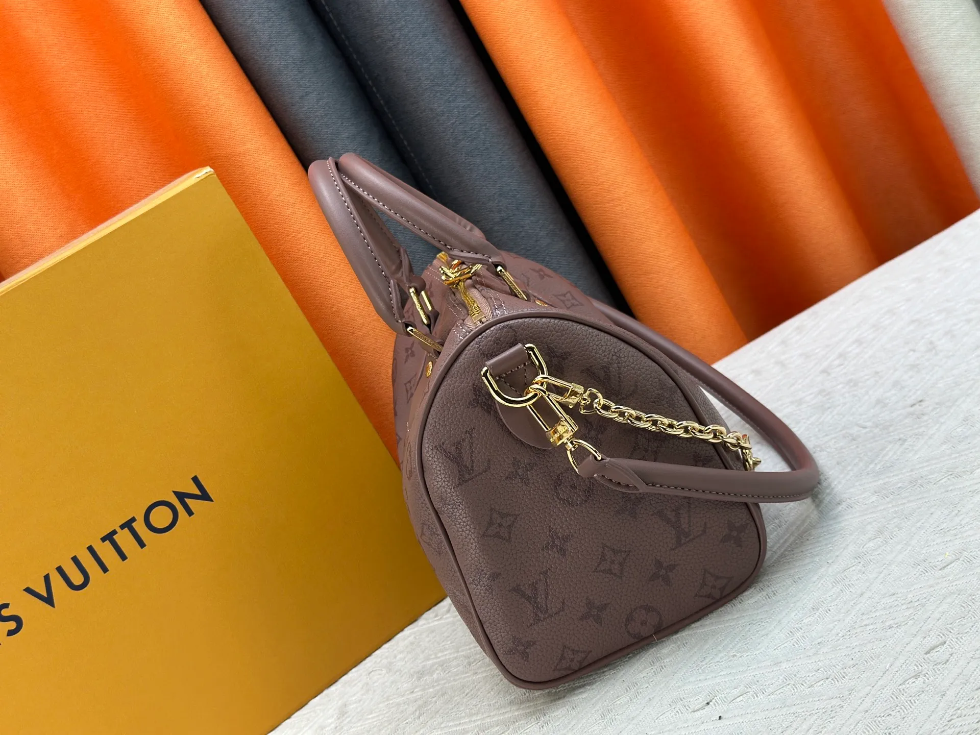 P270 Upgraded original M47186 M11323 M40390 This Speedy Soft 25 handbag renews the classic design of the Speedy handbag, using Monogram Empreinte leather and suede cowhide lining to create a light and soft structure. Whether carried by hand, cross-body or shoulder, you can create a trendy look. Dimensions: 25x19x15 cm