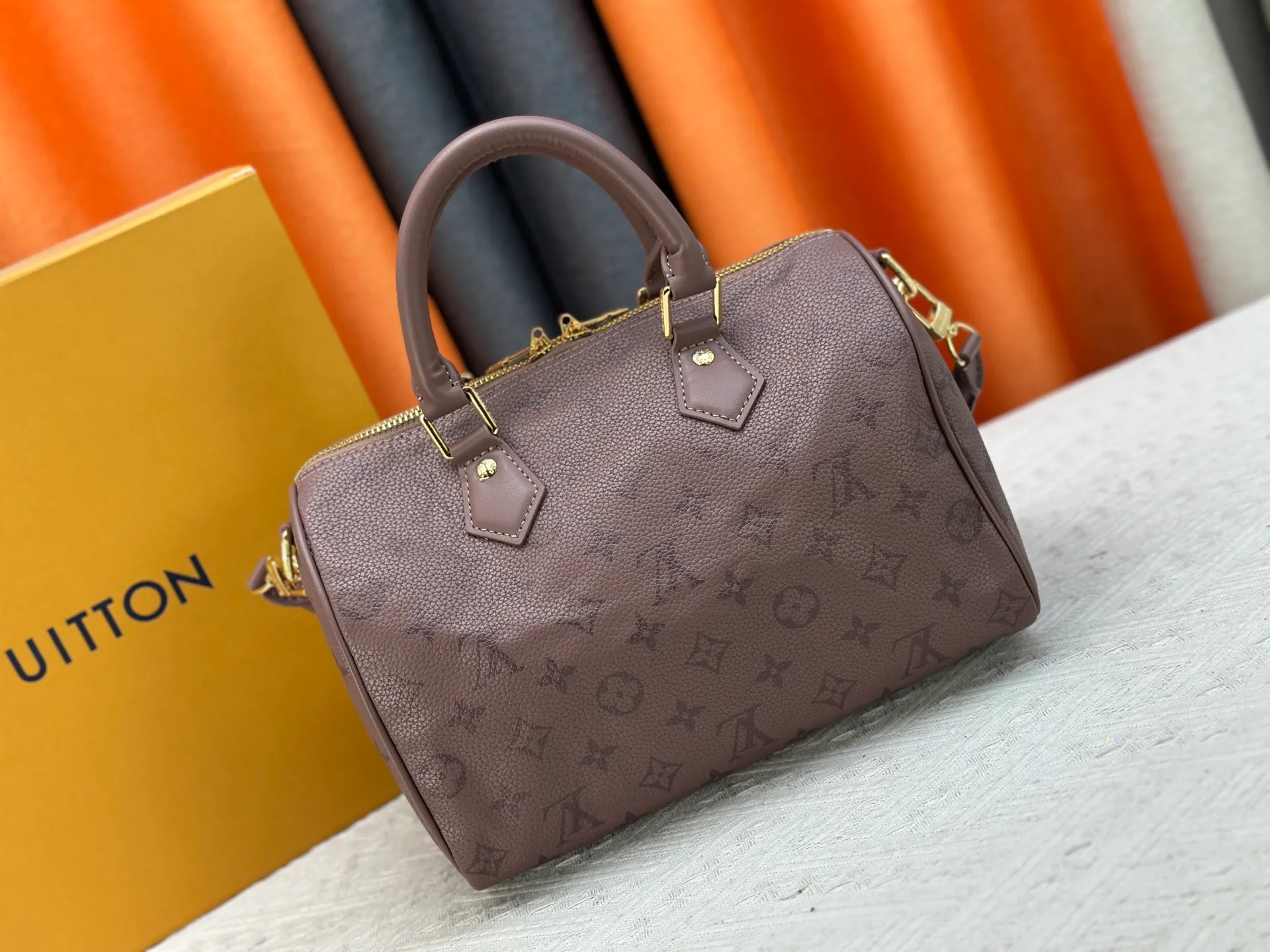 P270 Upgraded original M47186 M11323 M40390 This Speedy Soft 25 handbag renews the classic design of the Speedy handbag, using Monogram Empreinte leather and suede cowhide lining to create a light and soft structure. Whether carried by hand, cross-body or shoulder, you can create a trendy look. Dimensions: 25x19x15 cm