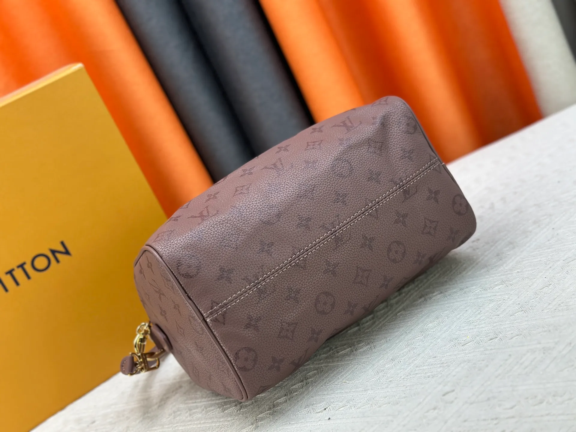 P270 Upgraded original M47186 M11323 M40390 This Speedy Soft 25 handbag renews the classic design of the Speedy handbag, using Monogram Empreinte leather and suede cowhide lining to create a light and soft structure. Whether carried by hand, cross-body or shoulder, you can create a trendy look. Dimensions: 25x19x15 cm