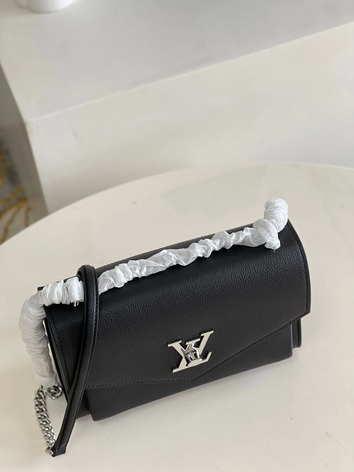 💰1240 (top layer leather) top original item [Exclusive real shot M51418 black] Mylockme BB handbag is made of soft calfskin, which puts the college temperament into a pocket-sized configuration, and uses neat lines to create ample storage space. Dimensions: 22.5 x 17.0 x 5.5 cm