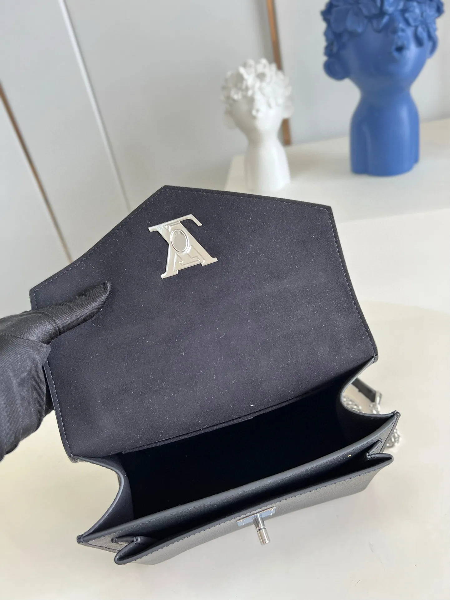 💰1240 (top layer leather) top original item [Exclusive real shot M51418 black] Mylockme BB handbag is made of soft calfskin, which puts the college temperament into a pocket-sized configuration, and uses neat lines to create ample storage space. Dimensions: 22.5 x 17.0 x 5.5 cm