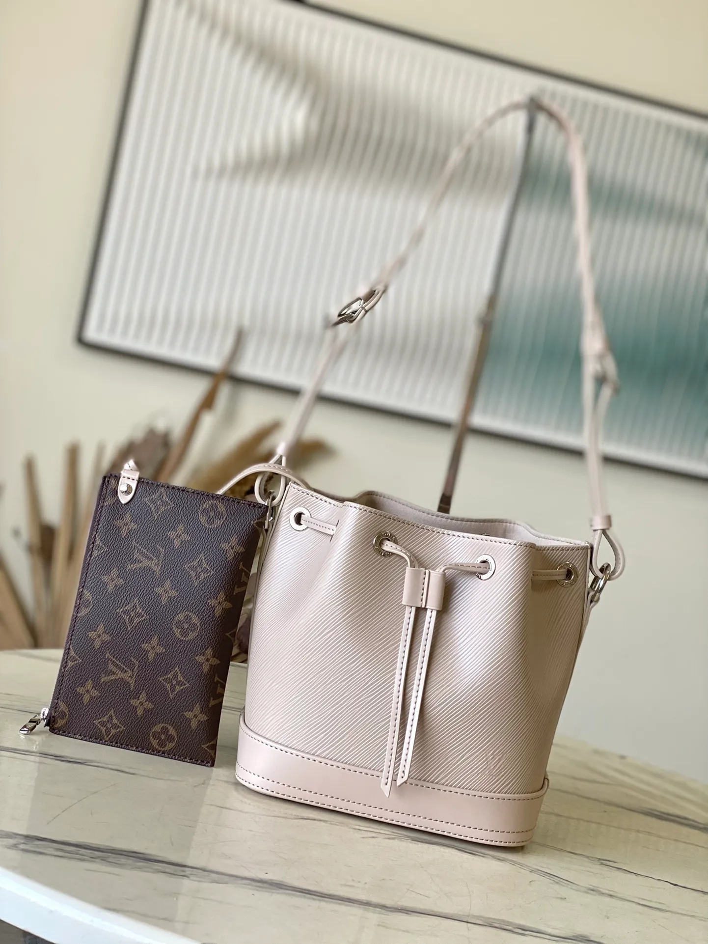 💰1560 (top layer leather) top original order M12848 off-white small size This Noé BB bucket bag is made of soft Epi leather, combined with smooth cowhide trim and unique embossed pattern. The iconic shape is equipped with a drawstring design to store items securely, and it also comes with a detachable Monogram storage bag. The bag body is equipped with a leather shoulder strap, which can be adjusted to be carried on the shoulder or cross-body. Dimensions: 20 x 20 x 15 cm (length x height x width)