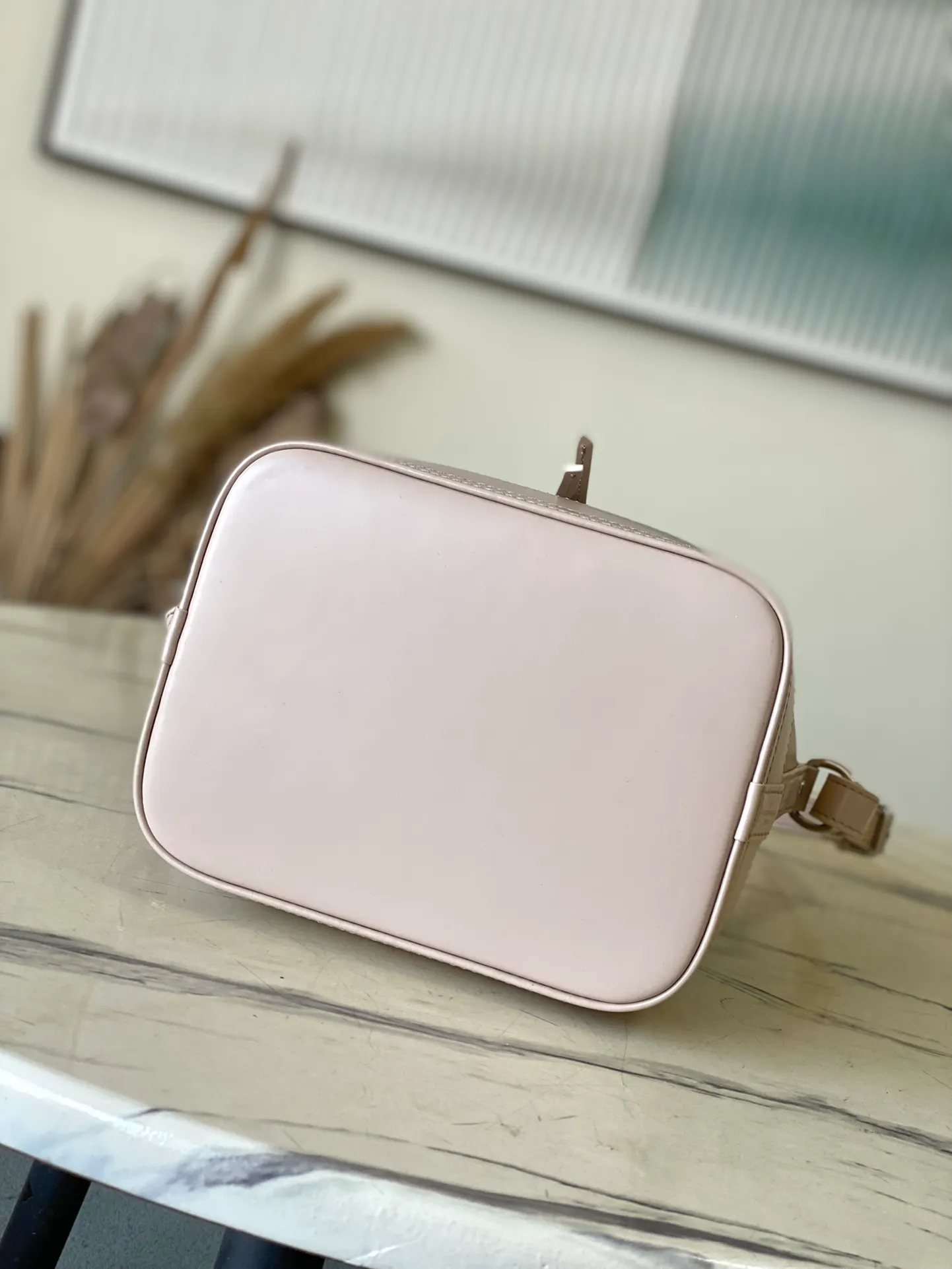 💰1560 (top layer leather) top original order M12848 off-white small size This Noé BB bucket bag is made of soft Epi leather, combined with smooth cowhide trim and unique embossed pattern. The iconic shape is equipped with a drawstring design to store items securely, and it also comes with a detachable Monogram storage bag. The bag body is equipped with a leather shoulder strap, which can be adjusted to be carried on the shoulder or cross-body. Dimensions: 20 x 20 x 15 cm (length x height x width)