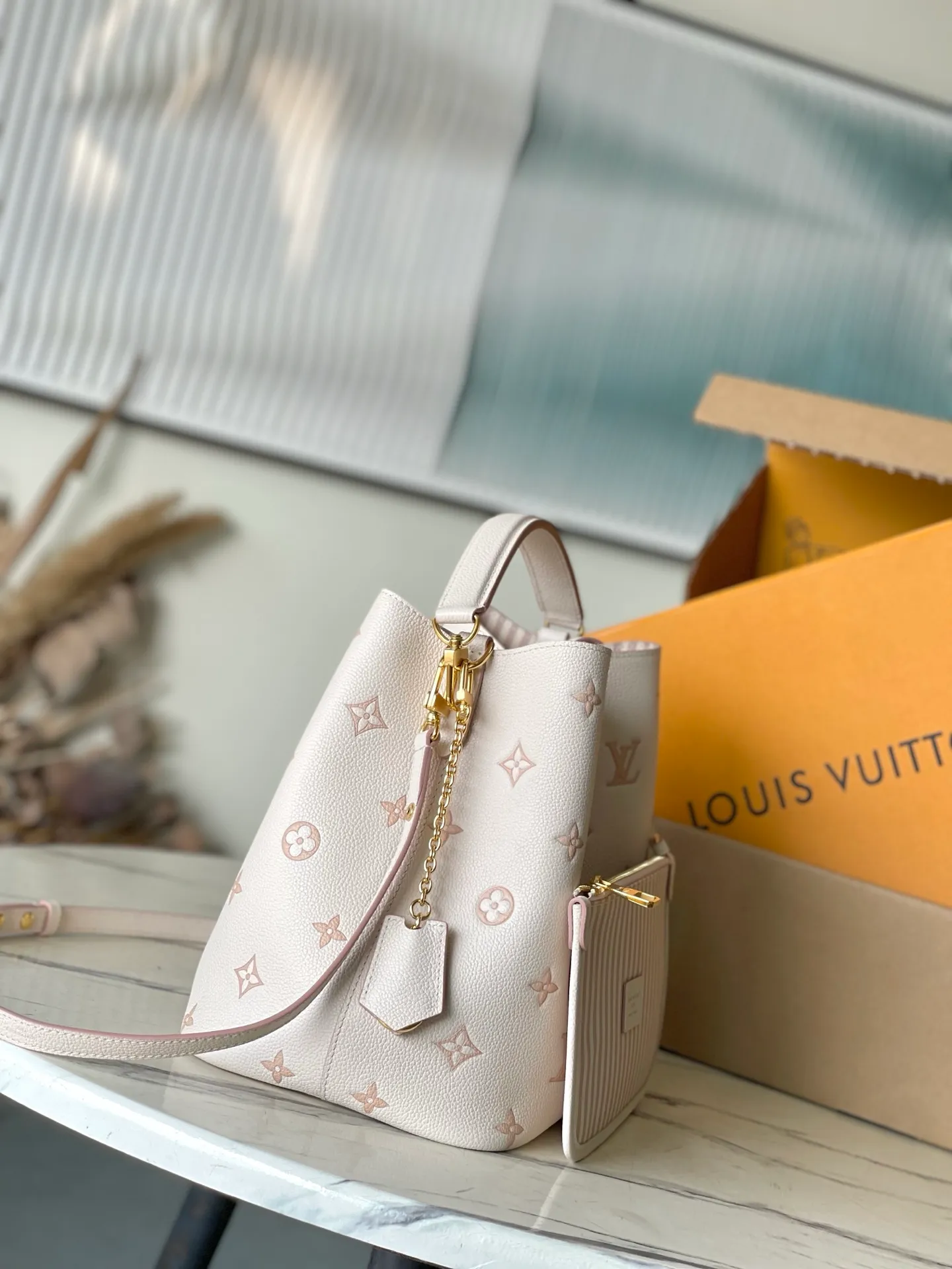 💰1180 (top-grain leather) top original order M14401 This NeoNoe medium handbag uses classic Monogram Empreinte leather to interpret the same color aesthetics, and uses dazzling chain decoration to release the new ideas of the season. The neat interior is equipped with multiple compartments and a removable storage bag for convenient storage of small items. Dimensions: 26 × 26 × 17.5 cm