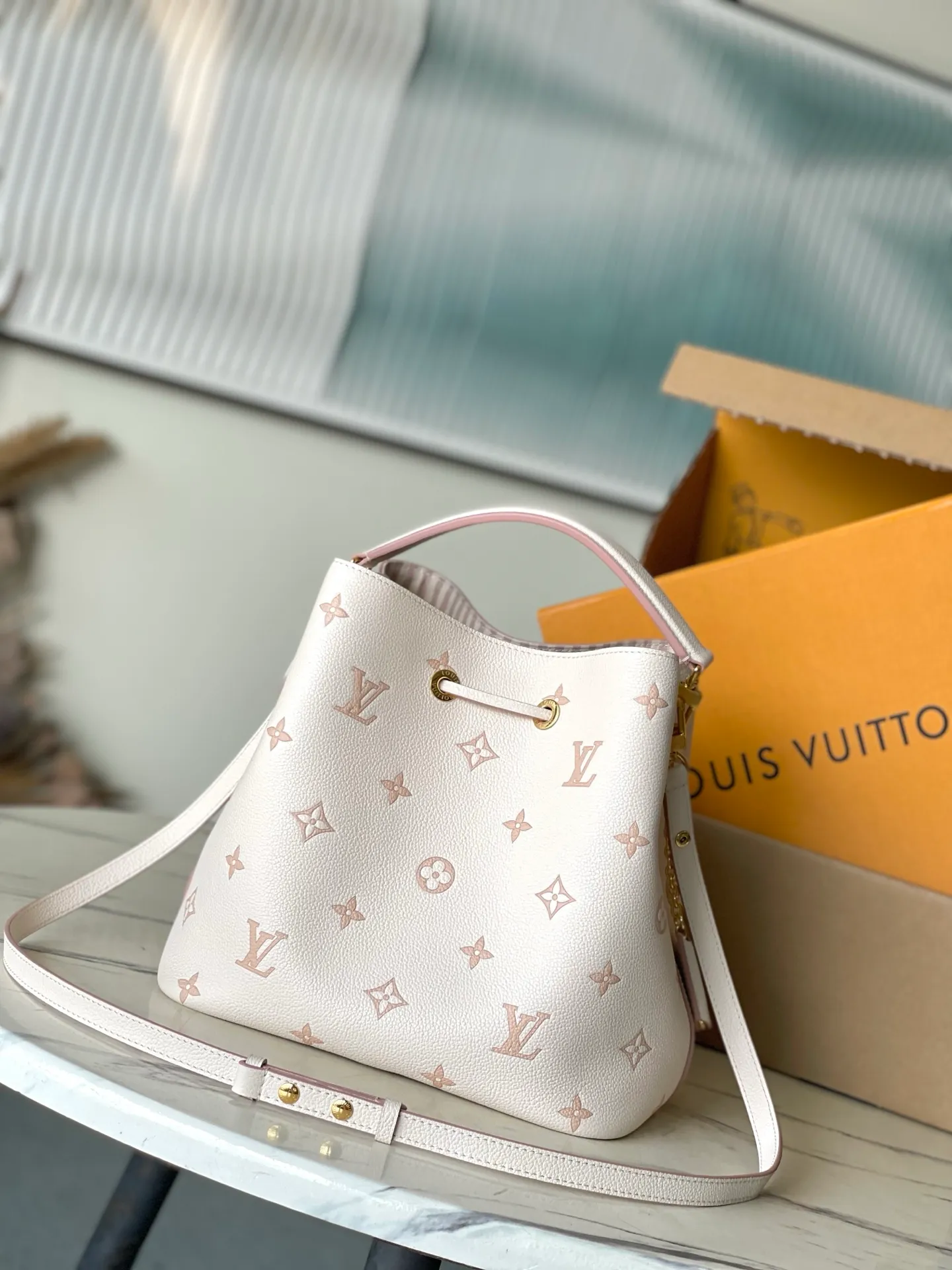 💰1180 (top-grain leather) top original order M14401 This NeoNoe medium handbag uses classic Monogram Empreinte leather to interpret the same color aesthetics, and uses dazzling chain decoration to release the new ideas of the season. The neat interior is equipped with multiple compartments and a removable storage bag for convenient storage of small items. Dimensions: 26 × 26 × 17.5 cm