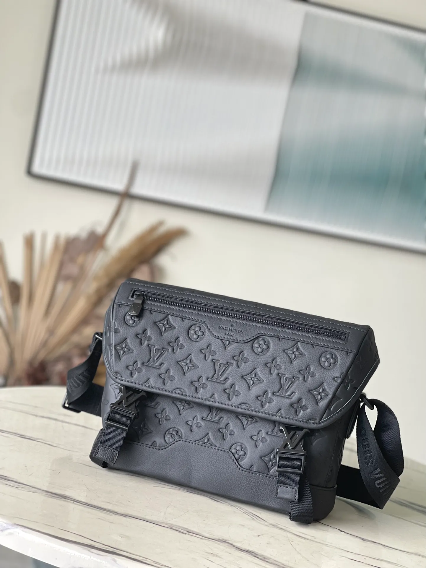 💰1260 (top layer leather) top original order M25121 This Voyager small messenger bag is made of Monogram Shadow cow leather, inspired by the green retro school bag. The new buckle brings a convenient experience, the adjustable shoulder strap allows for comfortable carrying, and there is ample space to store tablets, chargers, notepads and other daily needs. Dimensions: 33 × 22.5 × 11 cm