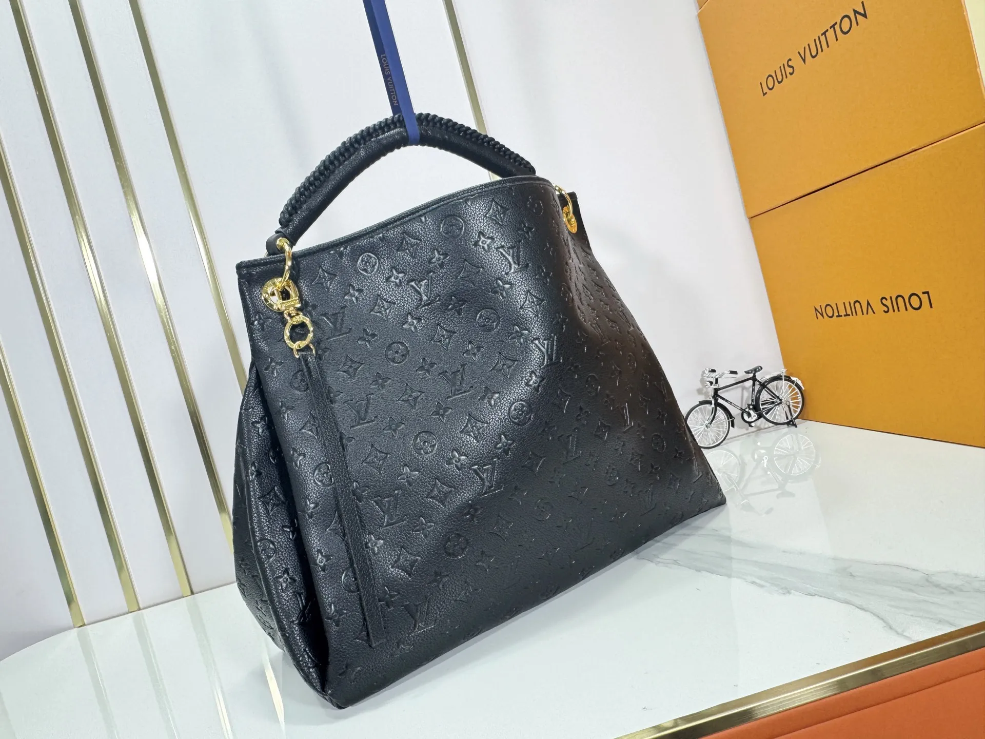 P280 Upgraded Original M43237 Blue M41066 Black Medium Hand Shopping Bag Spacious, sophisticated and fashionable, this Artsy medium handbag is a classic. Made of luxurious Monogram Empreinte embossed leather, the beautiful handle and gorgeous golden brass hardware add to the high-end quality. Size: 42*18*30 cm