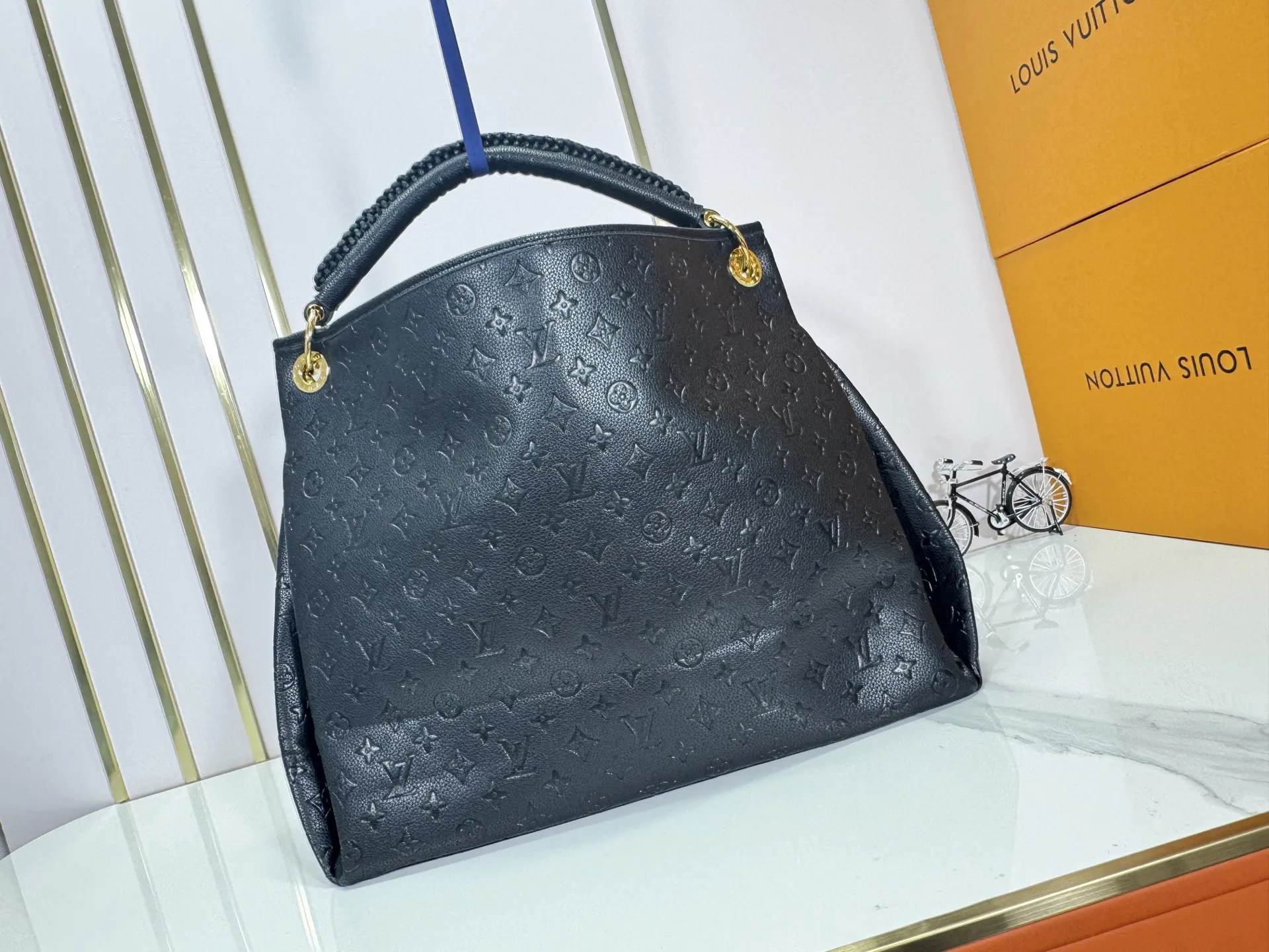 P280 Upgraded Original M43237 Blue M41066 Black Medium Hand Shopping Bag Spacious, sophisticated and fashionable, this Artsy medium handbag is a classic. Made of luxurious Monogram Empreinte embossed leather, the beautiful handle and gorgeous golden brass hardware add to the high-end quality. Size: 42*18*30 cm
