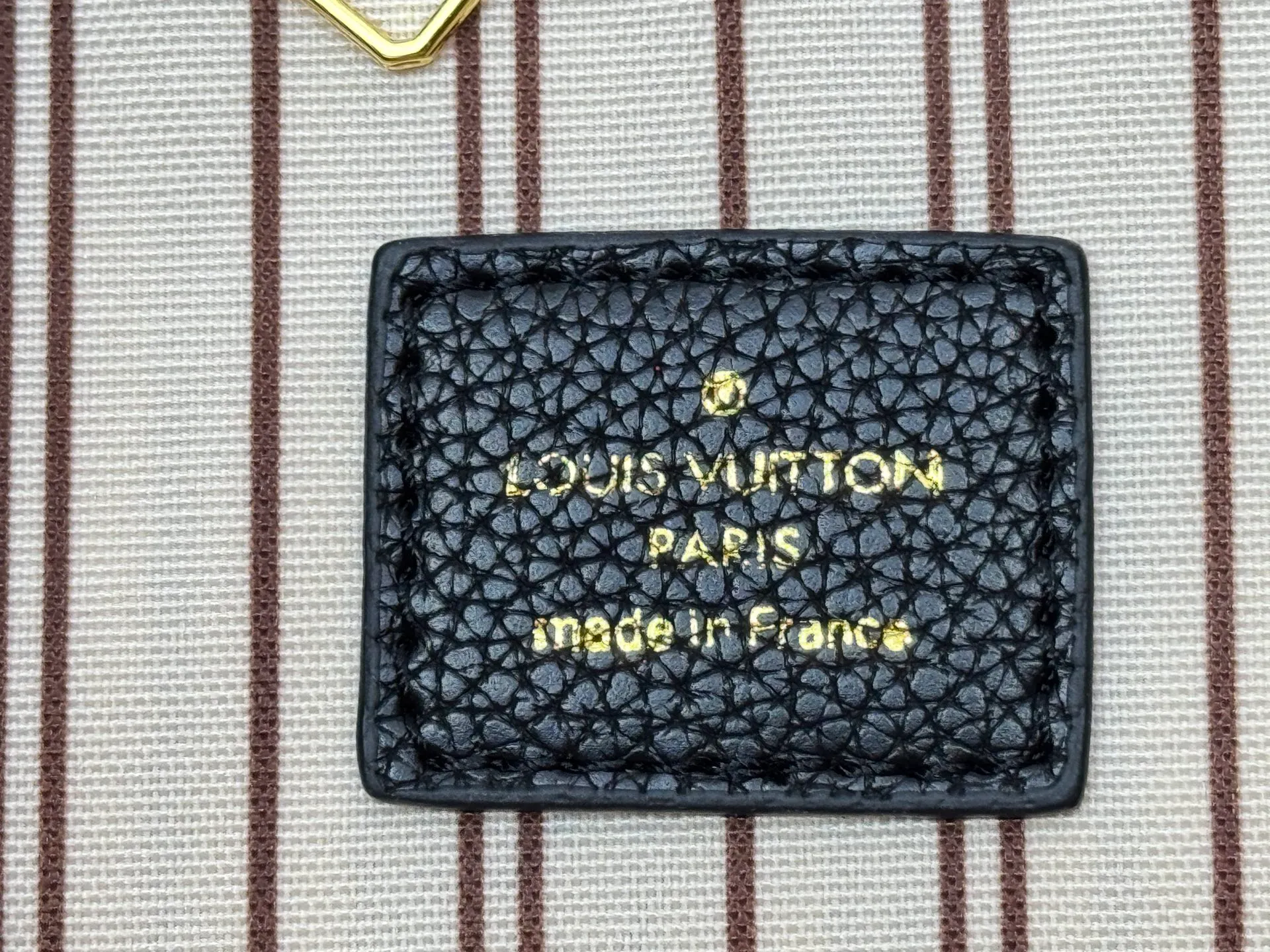 P280 Upgraded Original M43237 Blue M41066 Black Medium Hand Shopping Bag Spacious, sophisticated and fashionable, this Artsy medium handbag is a classic. Made of luxurious Monogram Empreinte embossed leather, the beautiful handle and gorgeous golden brass hardware add to the high-end quality. Size: 42*18*30 cm
