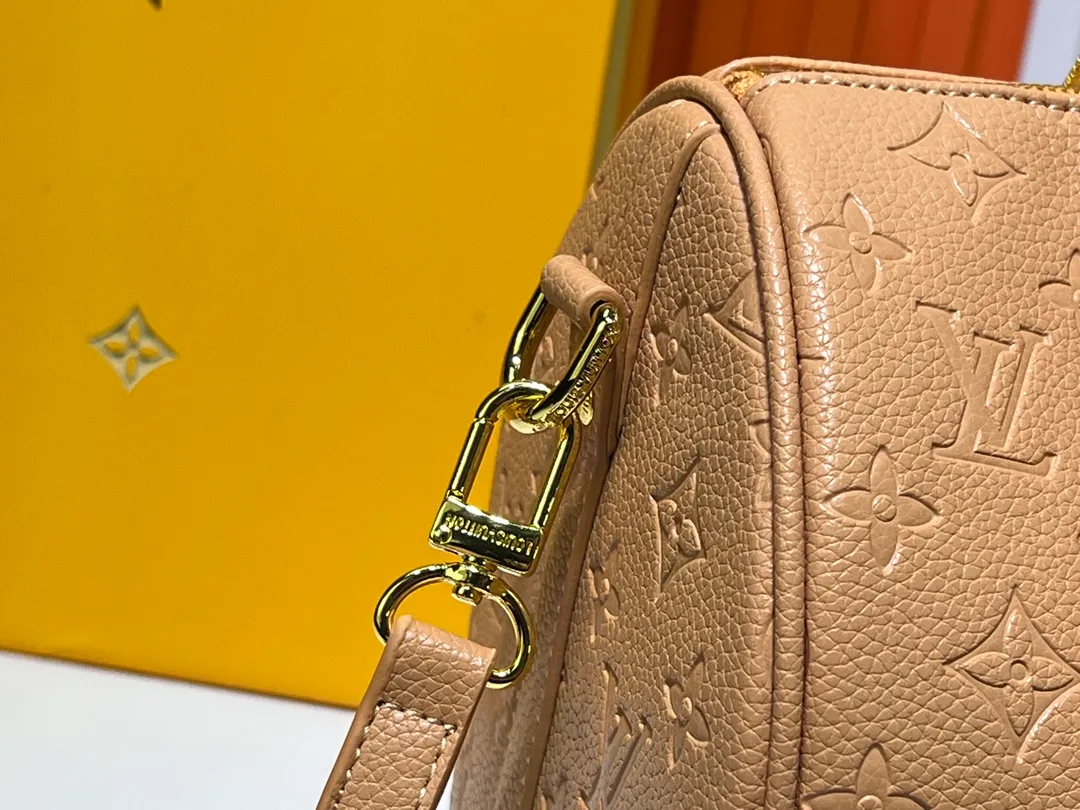 Batch 280💰Upgraded from the original M47186 M11323 M40391 This Speedy Soft 30 handbag renews the classic design of the Speedy handbag, using Monogram Empreinte leather and suede cowhide lining to create a light and soft structure. Whether carried by hand, cross-body or shoulder, you can create a trendy look. Dimensions: 30x21x17 cm