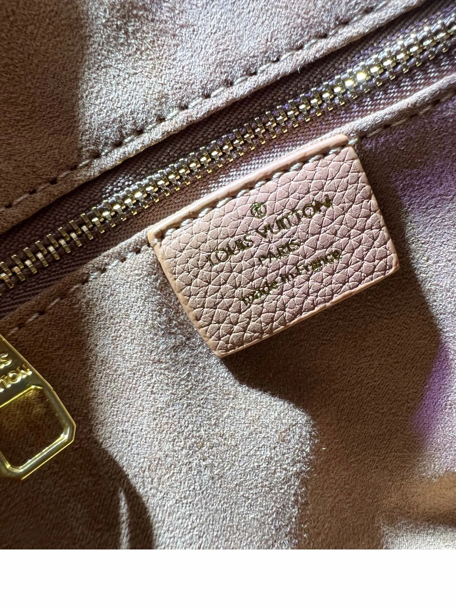 Batch 280💰Upgraded from the original M47186 M11323 M40391 This Speedy Soft 30 handbag renews the classic design of the Speedy handbag, using Monogram Empreinte leather and suede cowhide lining to create a light and soft structure. Whether carried by hand, cross-body or shoulder, you can create a trendy look. Dimensions: 30x21x17 cm