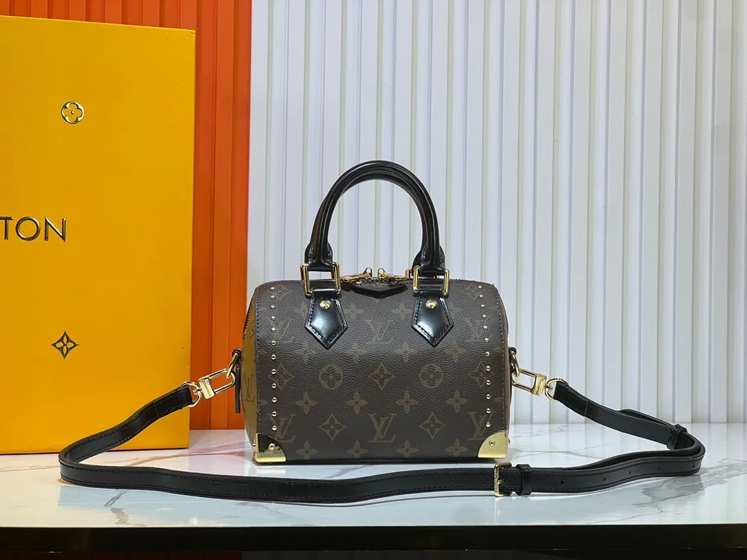 Batch 300💰Upgraded original version M46881 LV pillow this season Louis Vuitton show LV2025 early spring series] Cool black leather and compact presbyopia Fashionistas, are you ready for the LV2025 early spring series? This season Louis Vuitton brings us the perfect combination of cool black leather and compact presbyopia, showing a unique fashion attitude. Dimensions: 20x14