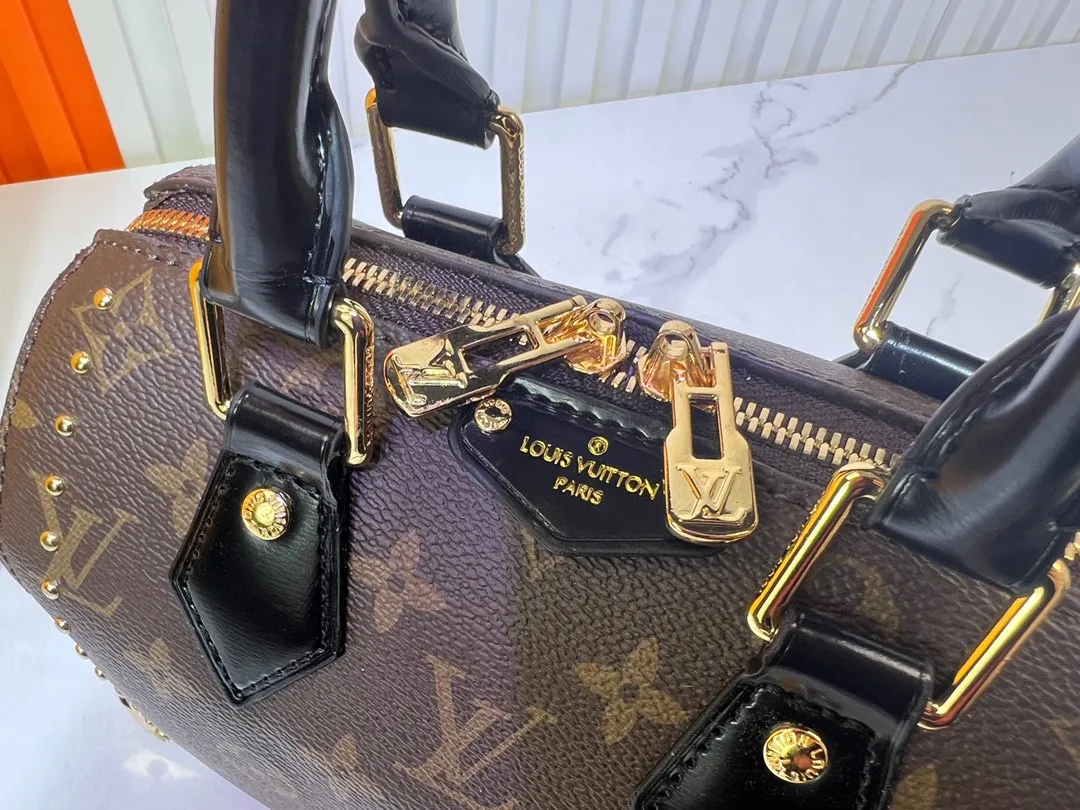 Batch 300💰Upgraded original version M46881 LV pillow this season Louis Vuitton show LV2025 early spring series] Cool black leather and compact presbyopia Fashionistas, are you ready for the LV2025 early spring series? This season Louis Vuitton brings us the perfect combination of cool black leather and compact presbyopia, showing a unique fashion attitude. Dimensions: 20x14