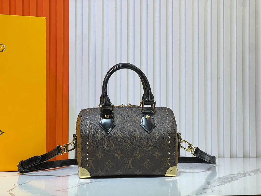 Batch 300💰Upgraded original version M46881 LV pillow this season Louis Vuitton show LV2025 early spring series] Cool black leather and compact presbyopia Fashionistas, are you ready for the LV2025 early spring series? This season Louis Vuitton brings us the perfect combination of cool black leather and compact presbyopia, showing a unique fashion attitude. Dimensions: 20x14