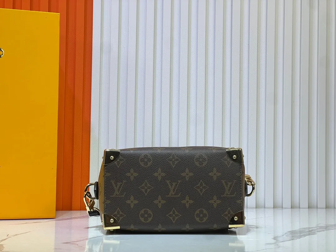 Batch 300💰Upgraded original version M46881 LV pillow this season Louis Vuitton show LV2025 early spring series] Cool black leather and compact presbyopia Fashionistas, are you ready for the LV2025 early spring series? This season Louis Vuitton brings us the perfect combination of cool black leather and compact presbyopia, showing a unique fashion attitude. Dimensions: 20x14