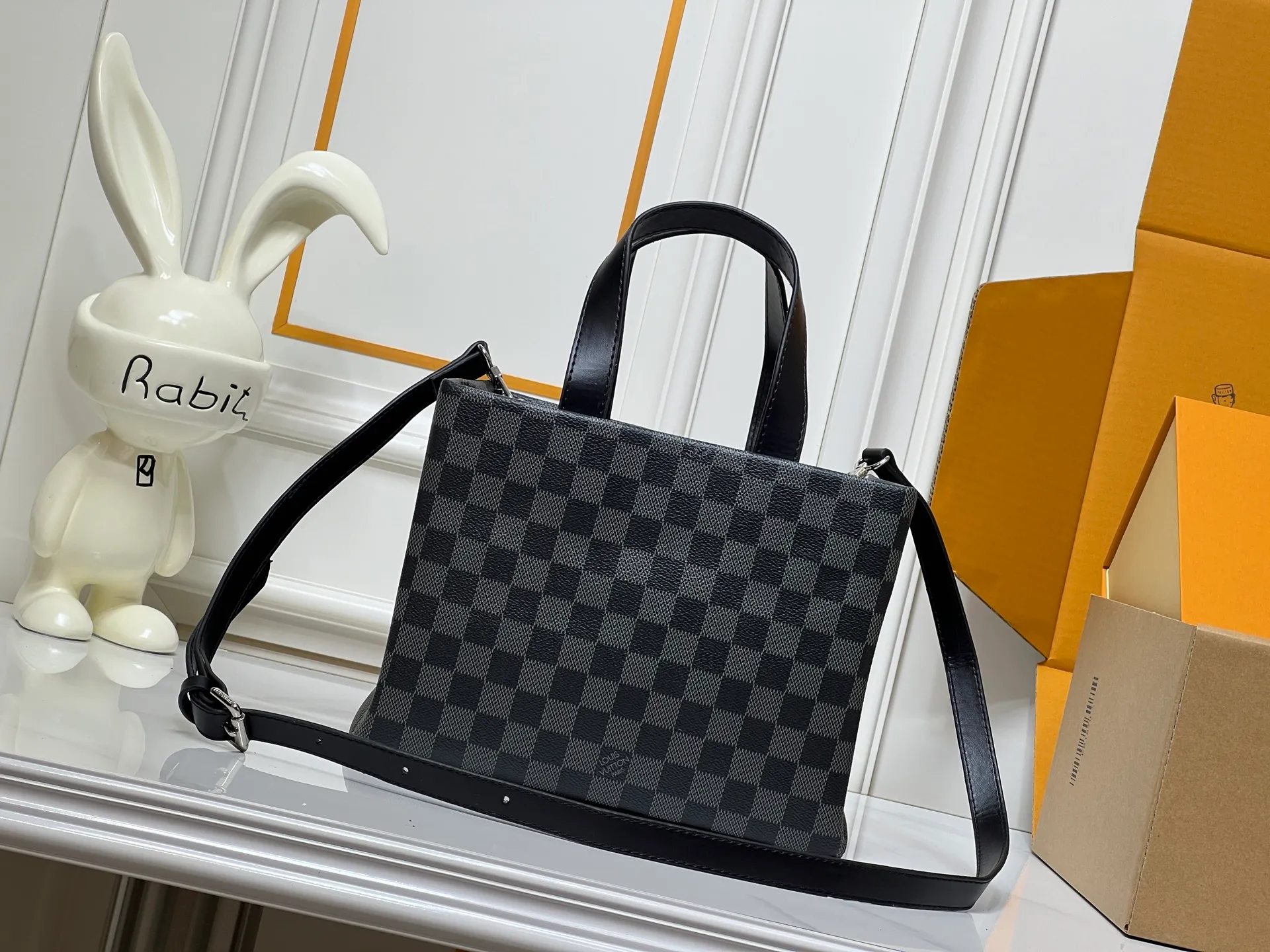 Batch 260💰M13940 Black Check Presbyopia Orange Black Green Pink PHARREL and NIGO collection's joint series top original order This Shopper medium handbag draws inspiration from Louis Vuitton shopping bags, with the words Louis Vuitton and Maison Fondée En 1854 written on soft cow leather, with a top handle and a detachable shoulder strap. 25x19x11 • Cow leather • Cow leather trim • Textile lining • Metal hardware • Musketon closure • Main compartment • Zip pocket • Double patch pockets • Handles: Double handle