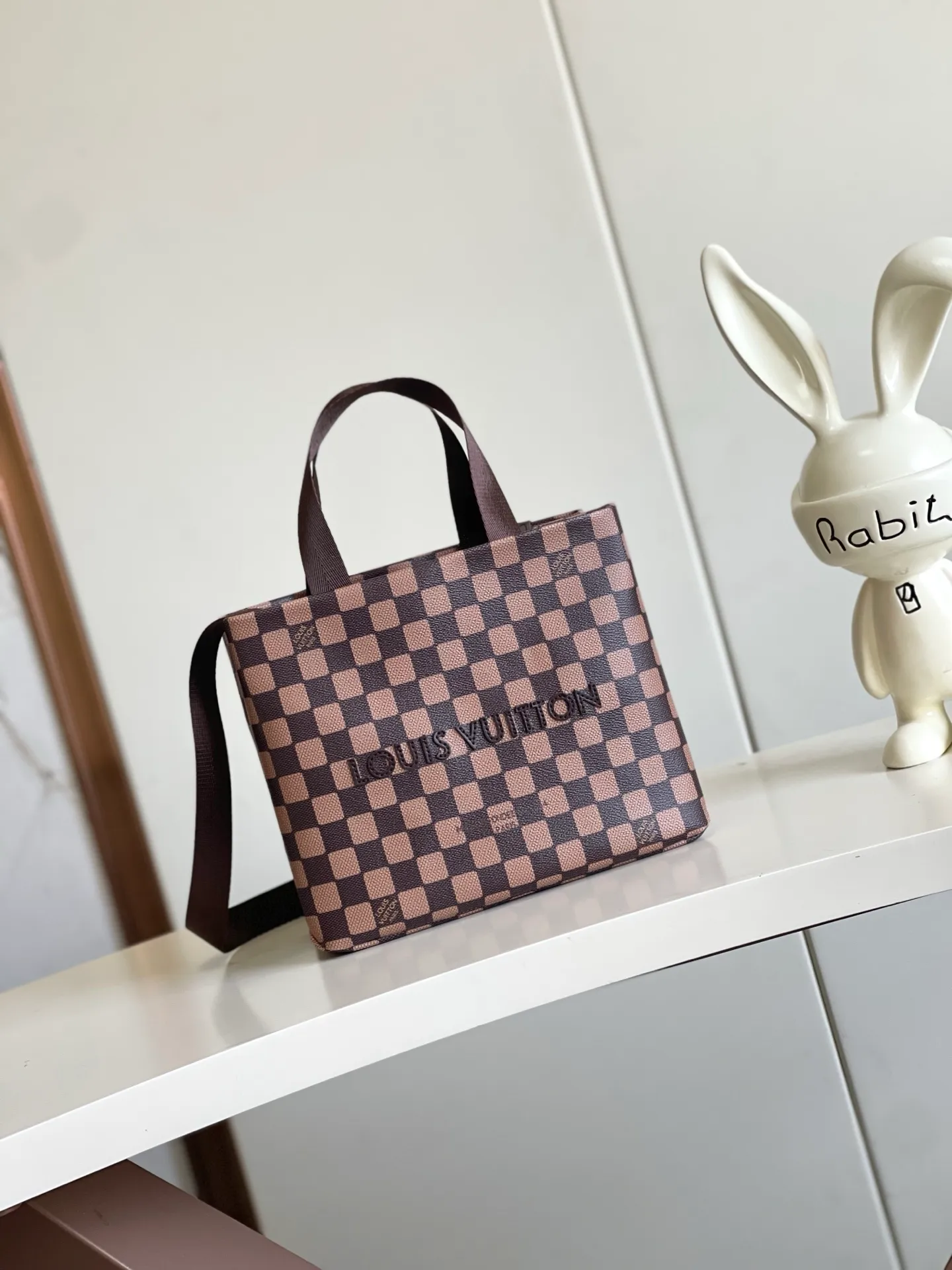 💰980 Top Original Order M15237 Brown M15239 Pink M15238 Military Green N40810 Brown PHARREL and NIGO collection's joint series Top Original Order This Shopper medium handbag draws inspiration from Louis Vuitton shopping bags, with the words Louis Vuitton and Maison Fondée En 1854 written on soft cow leather, with a top handle and a detachable shoulder strap. 25x19x11 • Cow leather • Cow leather trim • Textile lining • Metal hardware • Musketon closure • Main compartment • Zip pocket • Double patch pockets • Handles: Double handle