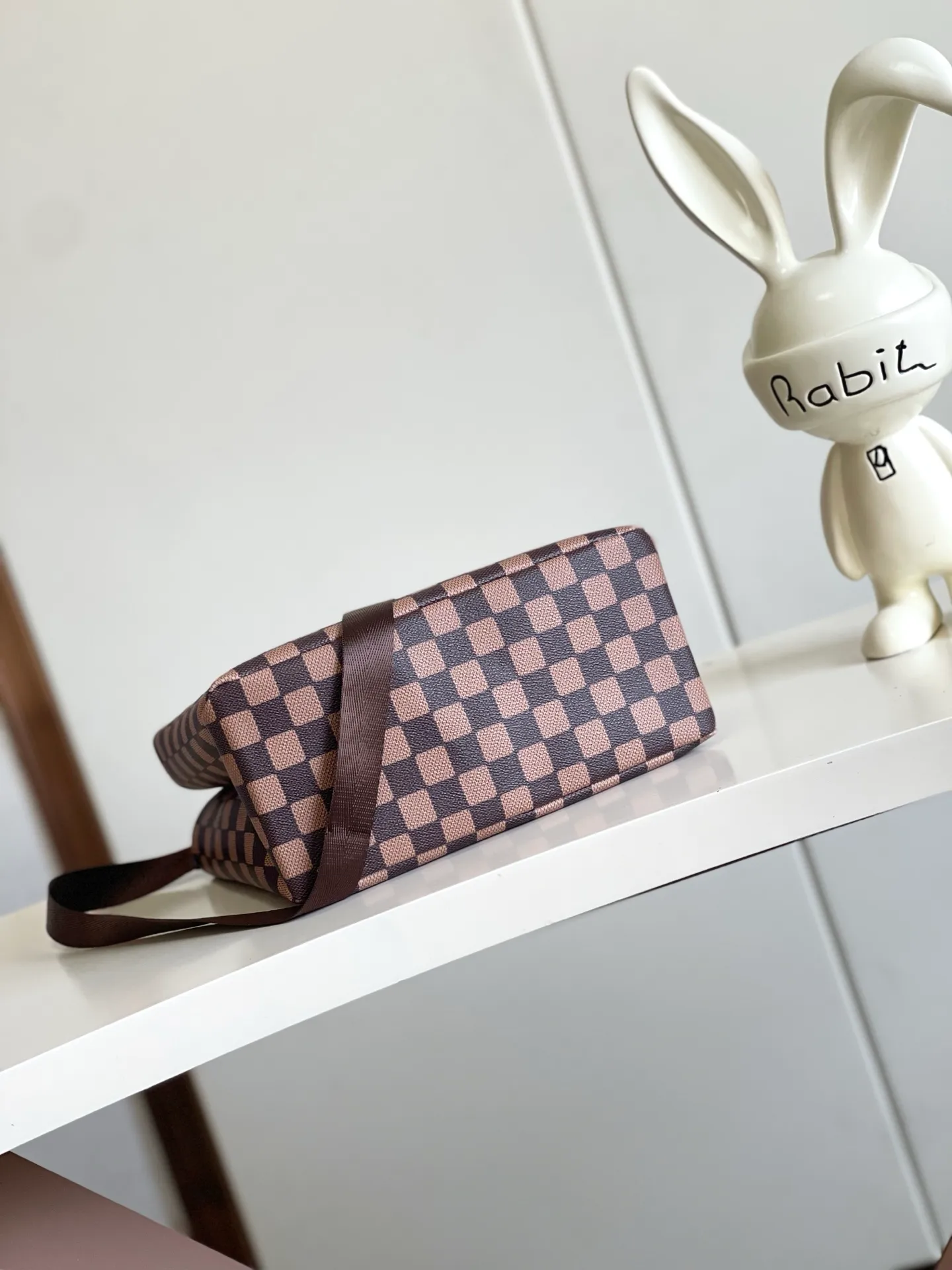 💰980 Top Original Order M15237 Brown M15239 Pink M15238 Military Green N40810 Brown PHARREL and NIGO collection's joint series Top Original Order This Shopper medium handbag draws inspiration from Louis Vuitton shopping bags, with the words Louis Vuitton and Maison Fondée En 1854 written on soft cow leather, with a top handle and a detachable shoulder strap. 25x19x11 • Cow leather • Cow leather trim • Textile lining • Metal hardware • Musketon closure • Main compartment • Zip pocket • Double patch pockets • Handles: Double handle