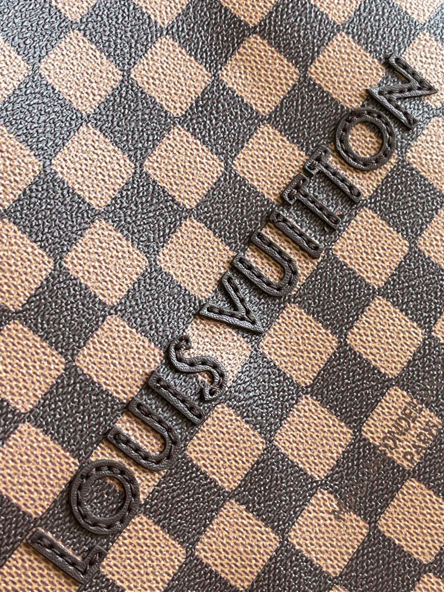 💰980 Top Original Order M15237 Brown M15239 Pink M15238 Military Green N40810 Brown PHARREL and NIGO collection's joint series Top Original Order This Shopper medium handbag draws inspiration from Louis Vuitton shopping bags, with the words Louis Vuitton and Maison Fondée En 1854 written on soft cow leather, with a top handle and a detachable shoulder strap. 25x19x11 • Cow leather • Cow leather trim • Textile lining • Metal hardware • Musketon closure • Main compartment • Zip pocket • Double patch pockets • Handles: Double handle