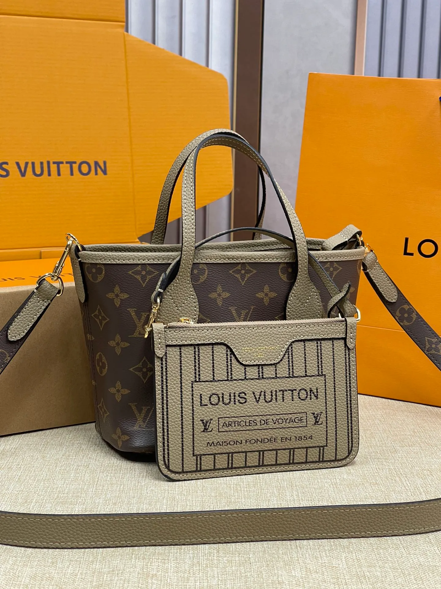 [Upgraded version] P480¥🌞New model at the counter·new double-sided shopping bag·upgraded version·high quality·with gift box🎁packaging. Model M12109. The Neverfull Bandoulière Inside Out BB bag is a reversible version of the classic design this season, with signature Monogram canvas and grained leather decorating the front and back. The removable zipper bag can be used alone or hung externally. The detachable shoulder strap makes it easy to wear cross-body, and the dazzling metal hardware adds a sophisticated detail. Size 24*14*9
