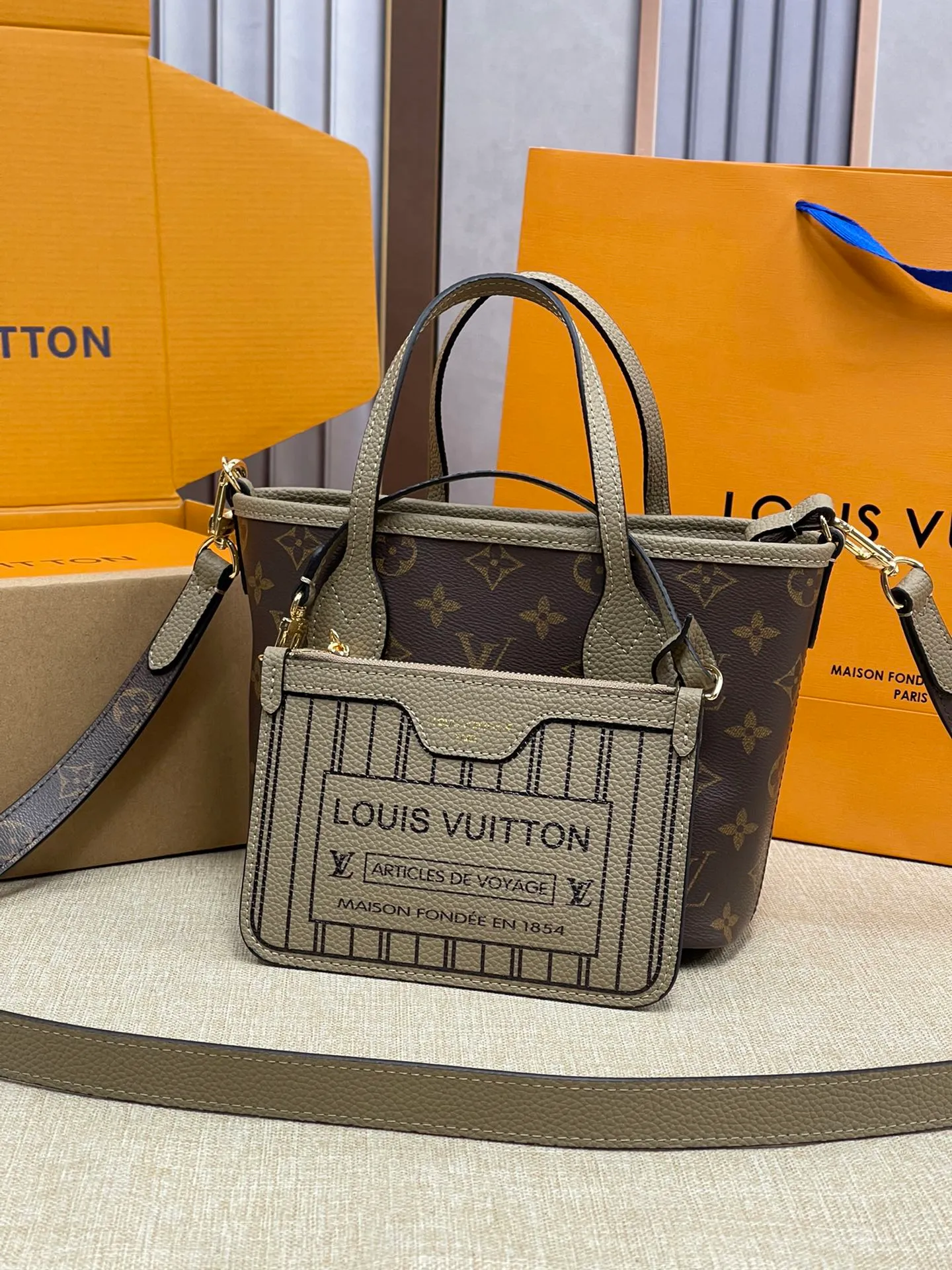 [Upgraded version] P480¥🌞New model at the counter·new double-sided shopping bag·upgraded version·high quality·with gift box🎁packaging. Model M12109. The Neverfull Bandoulière Inside Out BB bag is a reversible version of the classic design this season, with signature Monogram canvas and grained leather decorating the front and back. The removable zipper bag can be used alone or hung externally. The detachable shoulder strap makes it easy to wear cross-body, and the dazzling metal hardware adds a sophisticated detail. Size 24*14*9