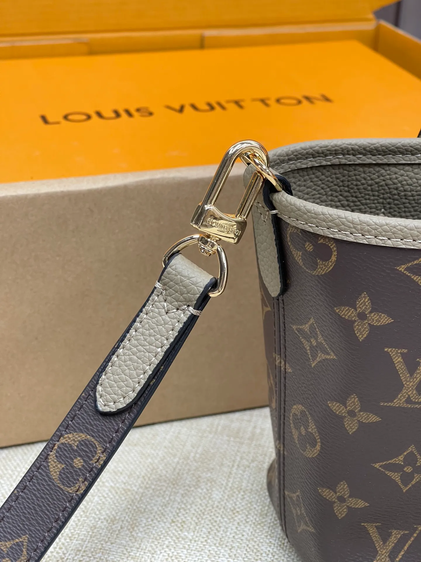 [Upgraded version] P480¥🌞New model at the counter·new double-sided shopping bag·upgraded version·high quality·with gift box🎁packaging. Model M12109. The Neverfull Bandoulière Inside Out BB bag is a reversible version of the classic design this season, with signature Monogram canvas and grained leather decorating the front and back. The removable zipper bag can be used alone or hung externally. The detachable shoulder strap makes it easy to wear cross-body, and the dazzling metal hardware adds a sophisticated detail. Size 24*14*9