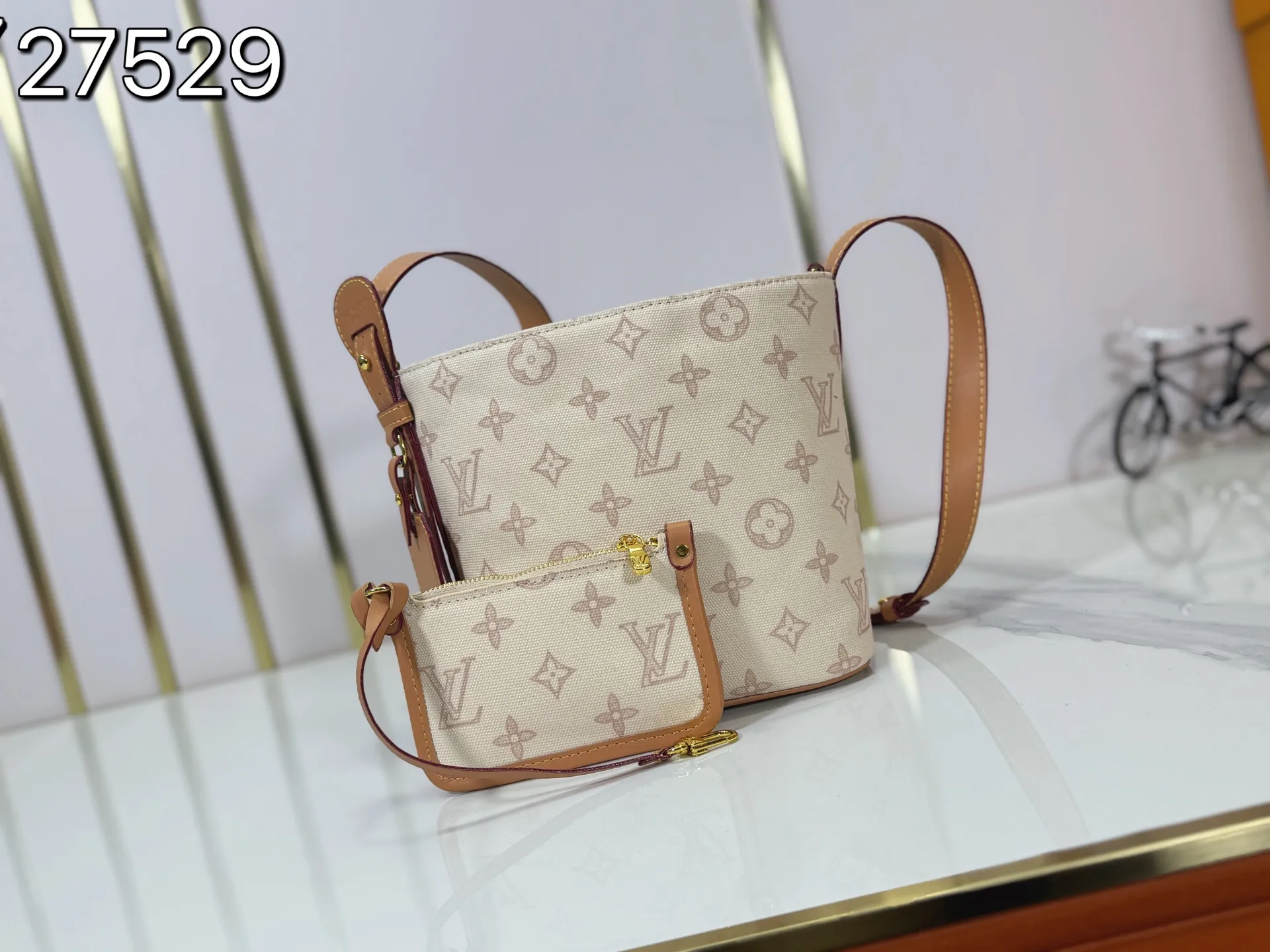 P220 upgraded original M27529 M12925 M12926 M13480 M13044 M14356 M13045 M13089 This All In BB handbag is made of Monogram canvas with shiny metal parts, and the iconic pendant and nameplate highlight the classic style. The adjustable shoulder strap continues the brand's trunk-making heritage, and the leather shoulder strap adds cross-body and shoulder carry options. The foldable design enables the silhouette to be retracted and retracted freely, providing ample space for daily use. 16.0 x 18.0 x 12.0 cm (length x height x width)