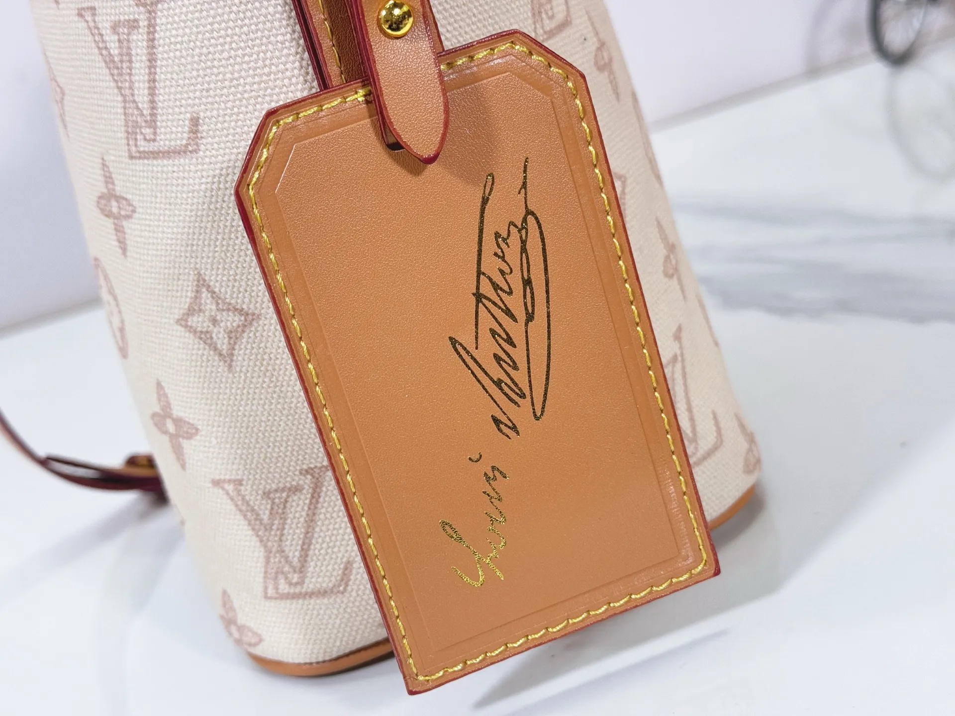 P220 upgraded original M27529 M12925 M12926 M13480 M13044 M14356 M13045 M13089 This All In BB handbag is made of Monogram canvas with shiny metal parts, and the iconic pendant and nameplate highlight the classic style. The adjustable shoulder strap continues the brand's trunk-making heritage, and the leather shoulder strap adds cross-body and shoulder carry options. The foldable design enables the silhouette to be retracted and retracted freely, providing ample space for daily use. 16.0 x 18.0 x 12.0 cm (length x height x width)