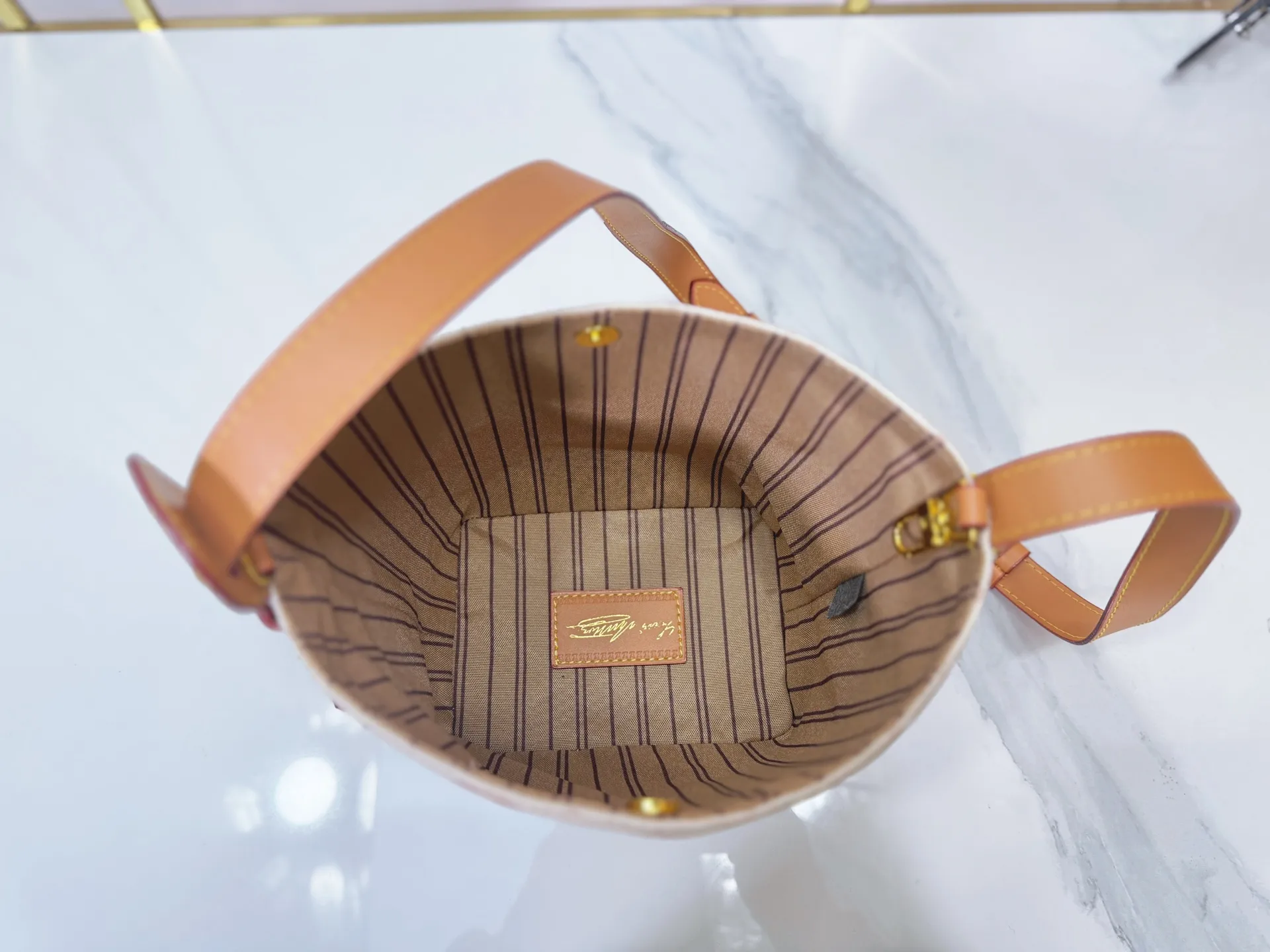 P220 upgraded original M27529 M12925 M12926 M13480 M13044 M14356 M13045 M13089 This All In BB handbag is made of Monogram canvas with shiny metal parts, and the iconic pendant and nameplate highlight the classic style. The adjustable shoulder strap continues the brand's trunk-making heritage, and the leather shoulder strap adds cross-body and shoulder carry options. The foldable design enables the silhouette to be retracted and retracted freely, providing ample space for daily use. 16.0 x 18.0 x 12.0 cm (length x height x width)