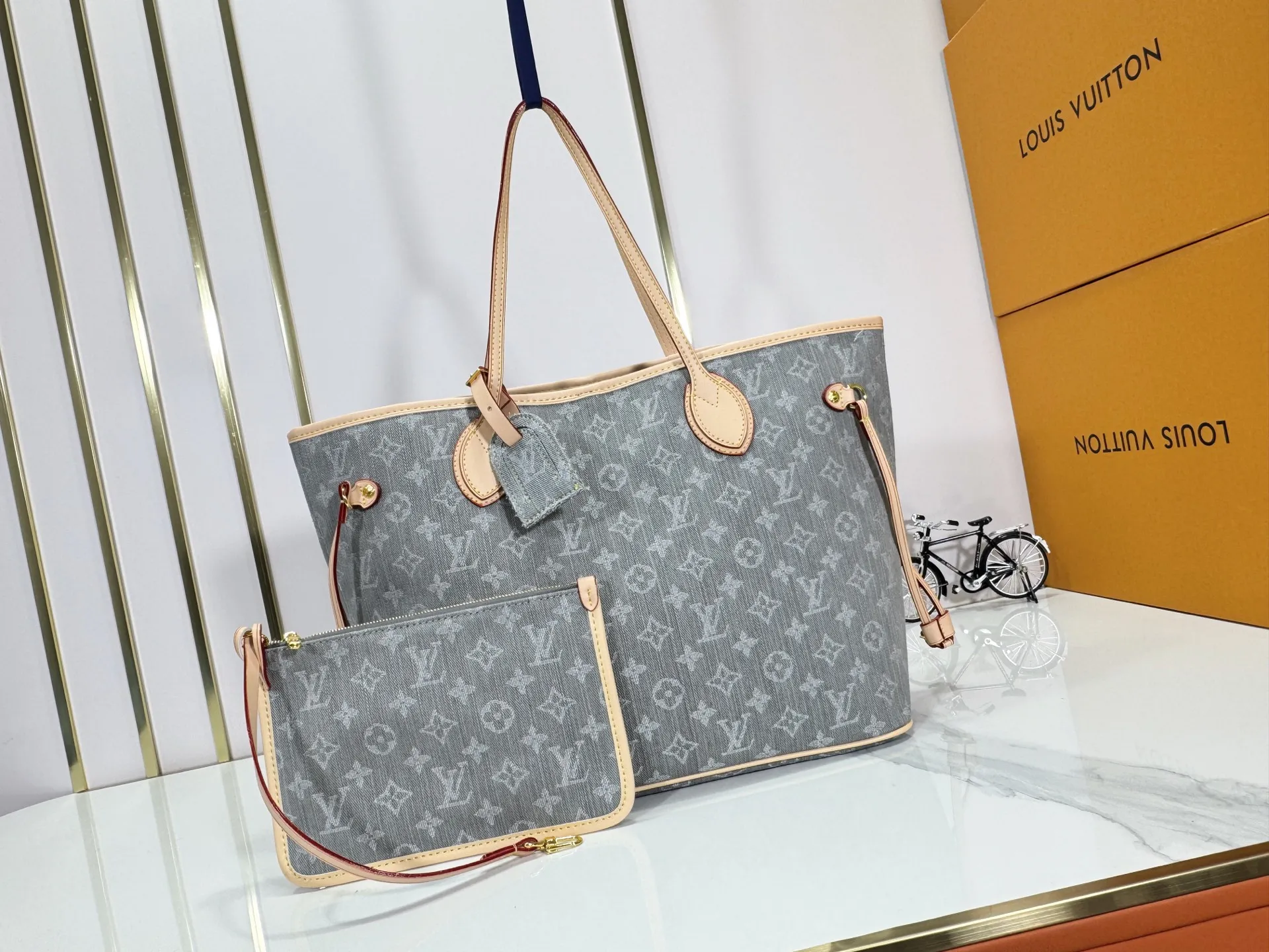 P260 Upgraded original M13192 M40995 This medium-sized Neverfull handbag is made of Monogram denim with cow leather trim. The adjustable straps on the side can flexibly tighten the silhouette, making it a classic choice for urban travel. Plenty of space can easily store a 13-inch laptop, and multiple pockets such as a detachable zipper bag complete the functionality. Dimensions: 31.0 x 28.0 x 14.0 cm (length x height x width)