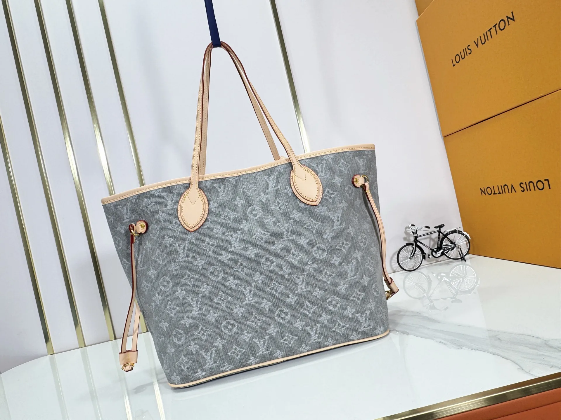P260 Upgraded original M13192 M40995 This medium-sized Neverfull handbag is made of Monogram denim with cow leather trim. The adjustable straps on the side can flexibly tighten the silhouette, making it a classic choice for urban travel. Plenty of space can easily store a 13-inch laptop, and multiple pockets such as a detachable zipper bag complete the functionality. Dimensions: 31.0 x 28.0 x 14.0 cm (length x height x width)