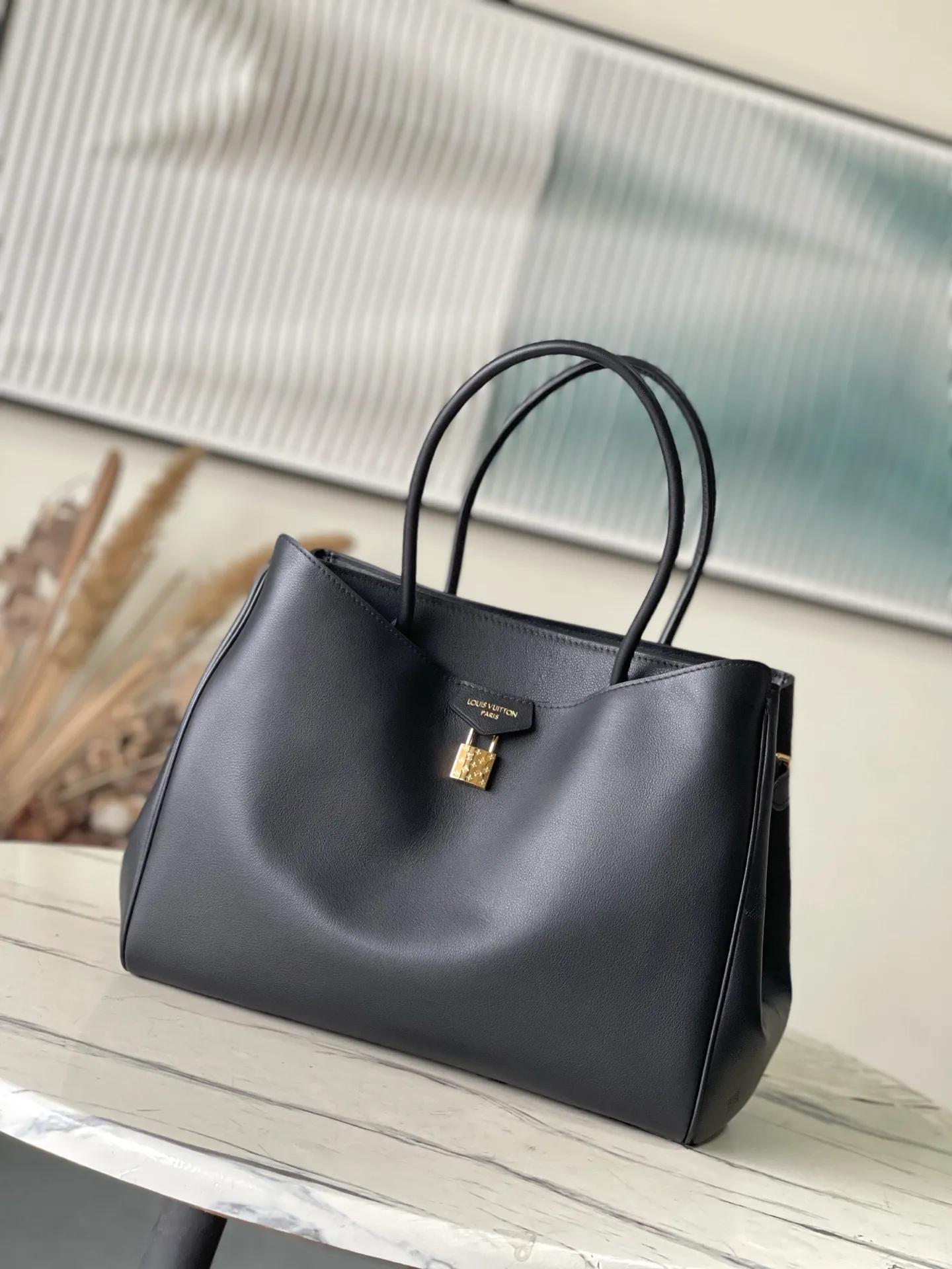 💰1480 (first-grain leather) top original order M26338 black large size This practical and stylish Vendôme handbag model perfectly displays freedom and modernity, and praises the brand's excellent craftsmanship. The handbag is made of black calfskin with a subtle satin effect finish, equipped with a gold buckle and a signature padlock engraved with the Monogram pattern in a low-key manner. This versatile tote features adjustable elasticated side straps and multiple pockets to securely store valuables. Dimensions: 35.5 x 28 x 17 cm (length x height x width)