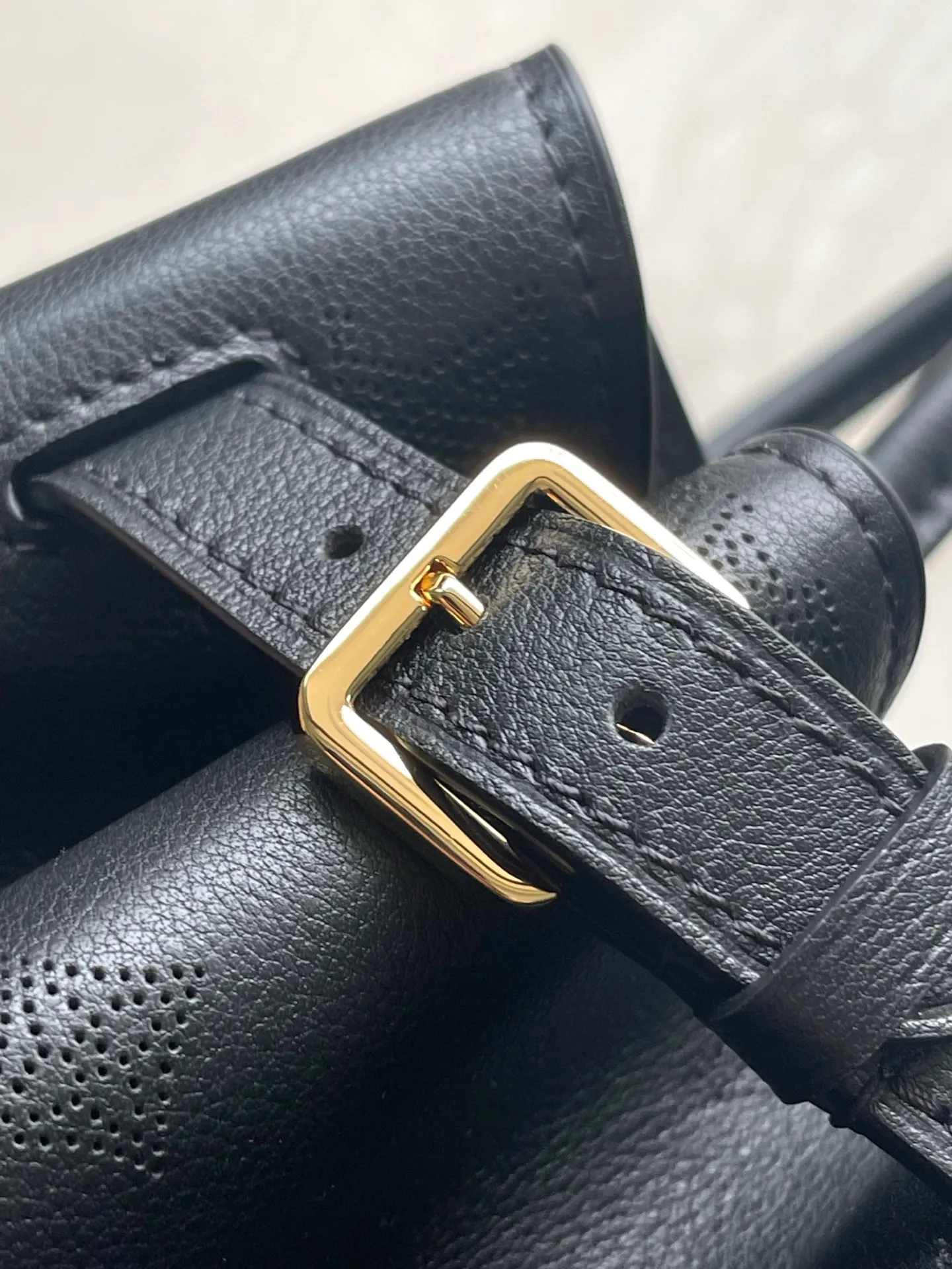 💰1480 (first-grain leather) top original order M26338 black large size This practical and stylish Vendôme handbag model perfectly displays freedom and modernity, and praises the brand's excellent craftsmanship. The handbag is made of black calfskin with a subtle satin effect finish, equipped with a gold buckle and a signature padlock engraved with the Monogram pattern in a low-key manner. This versatile tote features adjustable elasticated side straps and multiple pockets to securely store valuables. Dimensions: 35.5 x 28 x 17 cm (length x height x width)