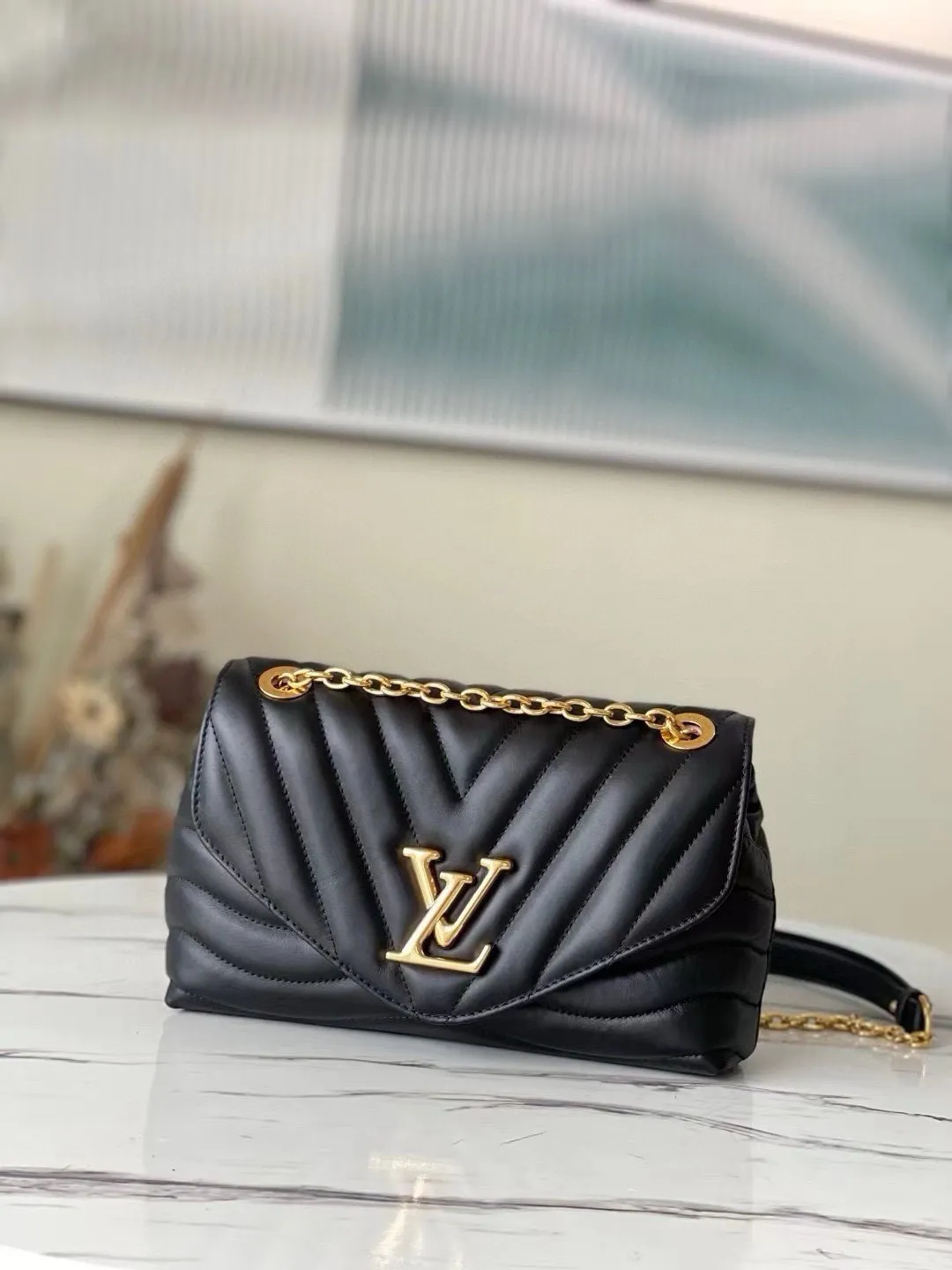 💰1160 (Top Grain Leather) Top Original M58552 NEW WAVE Chain Bag V-shaped quilted chain bag handbag The vintage gold color chain slides through carved holes, while the folding fastener makes it soft. Thanks to its multiple compartments, the interior makes it easier to place women's necessities. Chain bag with easily identifiable badge logo. Size: 24x14x9cm