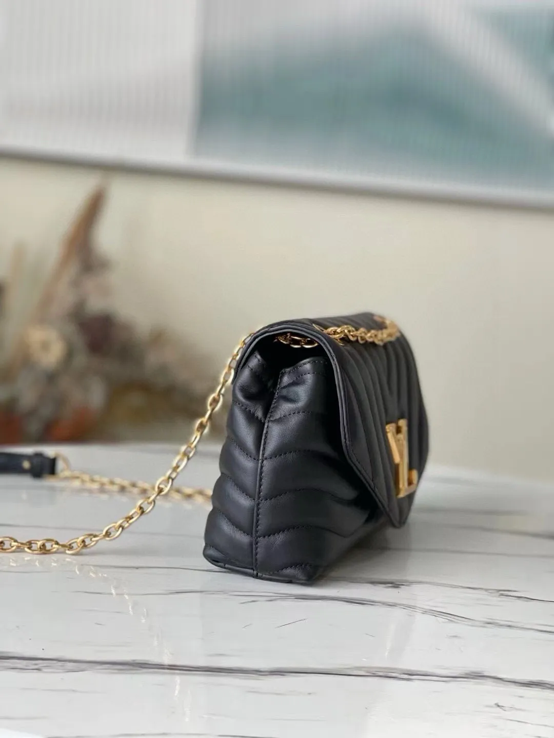 💰1160 (Top Grain Leather) Top Original M58552 NEW WAVE Chain Bag V-shaped quilted chain bag handbag The vintage gold color chain slides through carved holes, while the folding fastener makes it soft. Thanks to its multiple compartments, the interior makes it easier to place women's necessities. Chain bag with easily identifiable badge logo. Size: 24x14x9cm